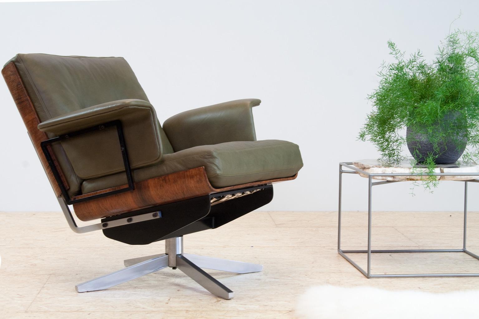 Mid-Century Modern swivel lounge chair, completely restored and re-upholstered, Germany, 1950s. The chair has strong similarities with the iconic lounge chair designs of Ray and Charles Eames or with the Giroflex desk chair by Martin Stoll, yet the