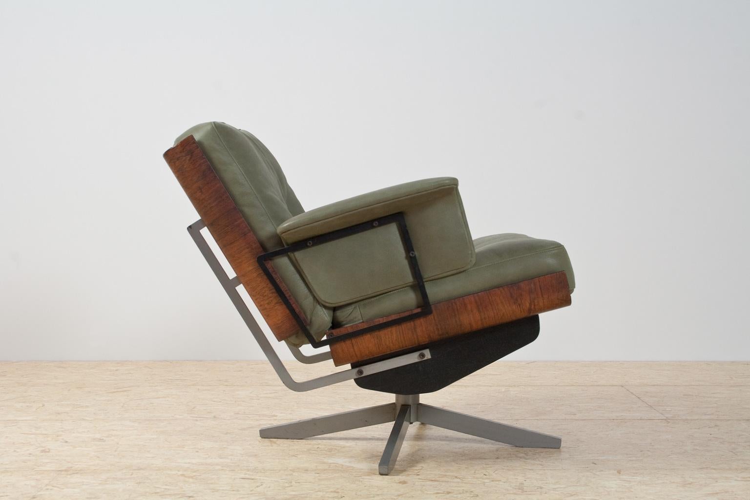 Mid-Century Modern swivel lounge chair, completely restored and re-upholstered, Germany 1950s. The chair has strong similarities with the iconic lounge chair designs of Ray and Charles Eames or with the Giroflex desk chair by Martin Stoll, yet the