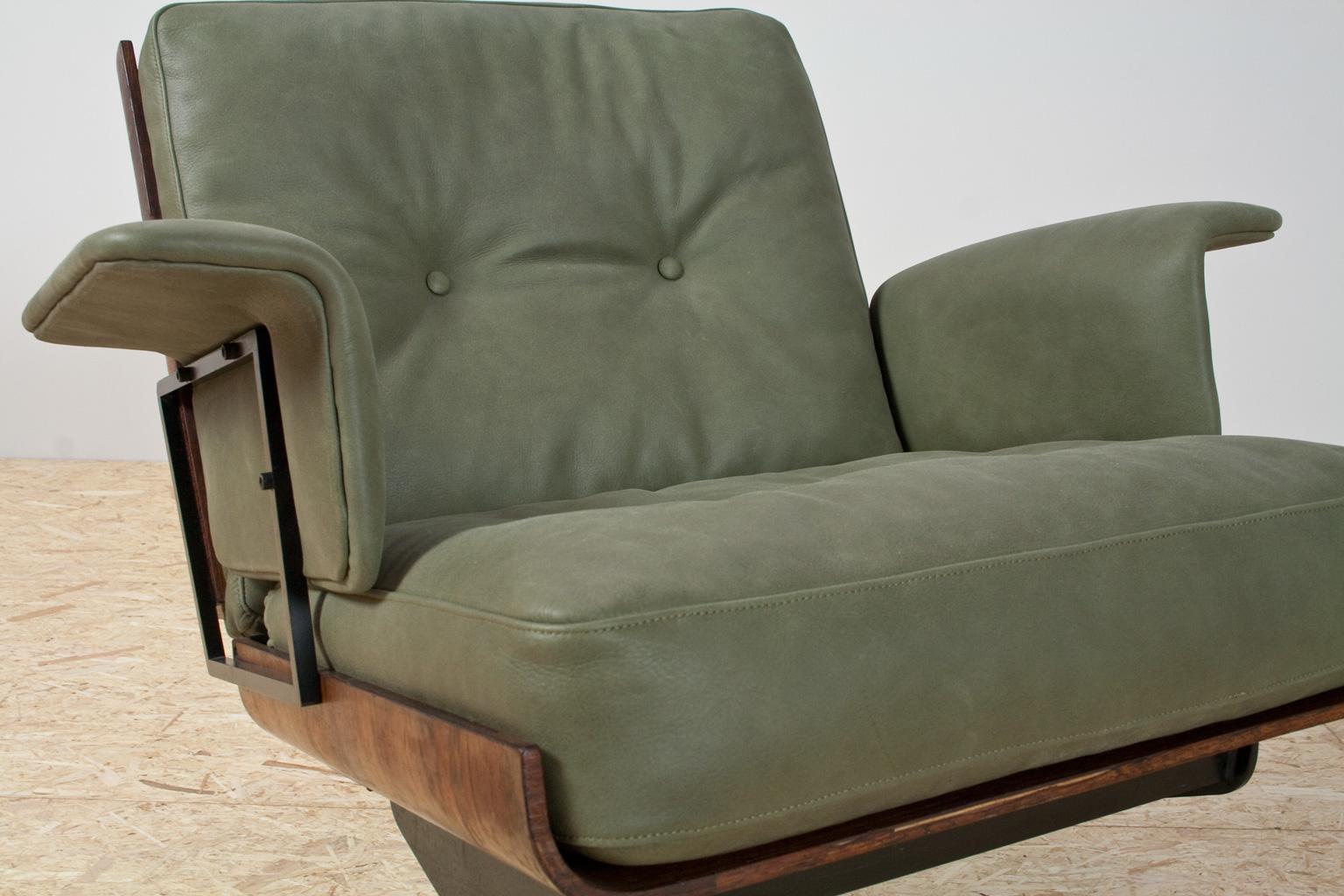 Oiled Mid-Century Modern Swivel Lounge Chair in Green Leather and Rosewood, 1960s
