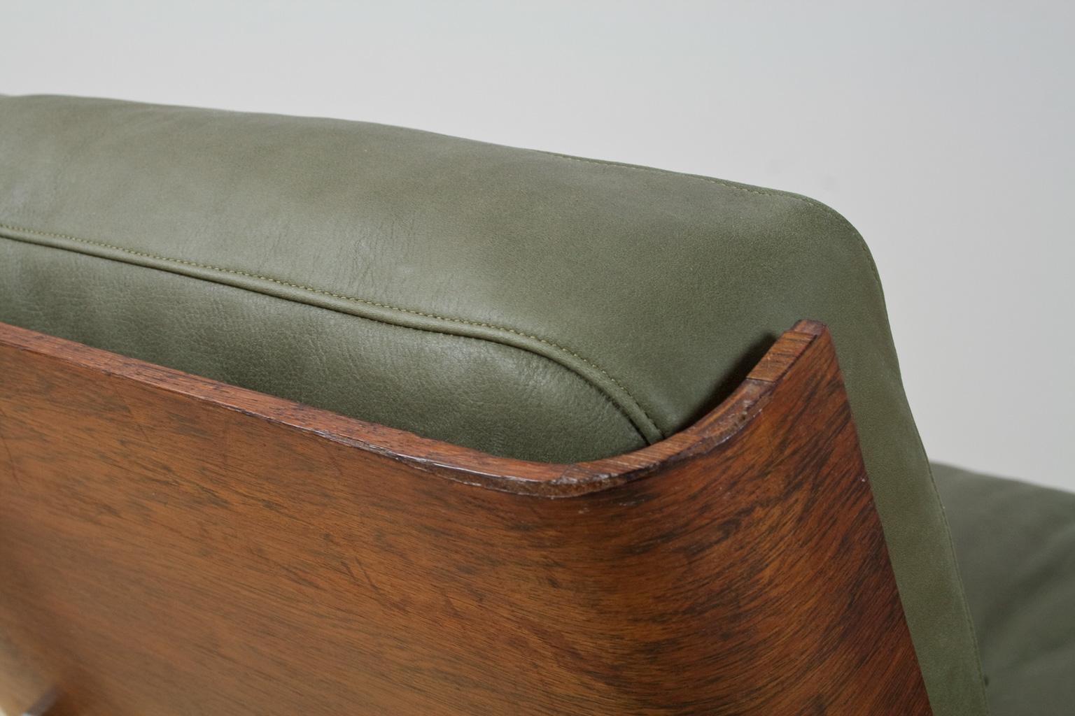 Mid-20th Century Mid-Century Modern Swivel Lounge Chair in Green Leather and Rosewood, 1960s