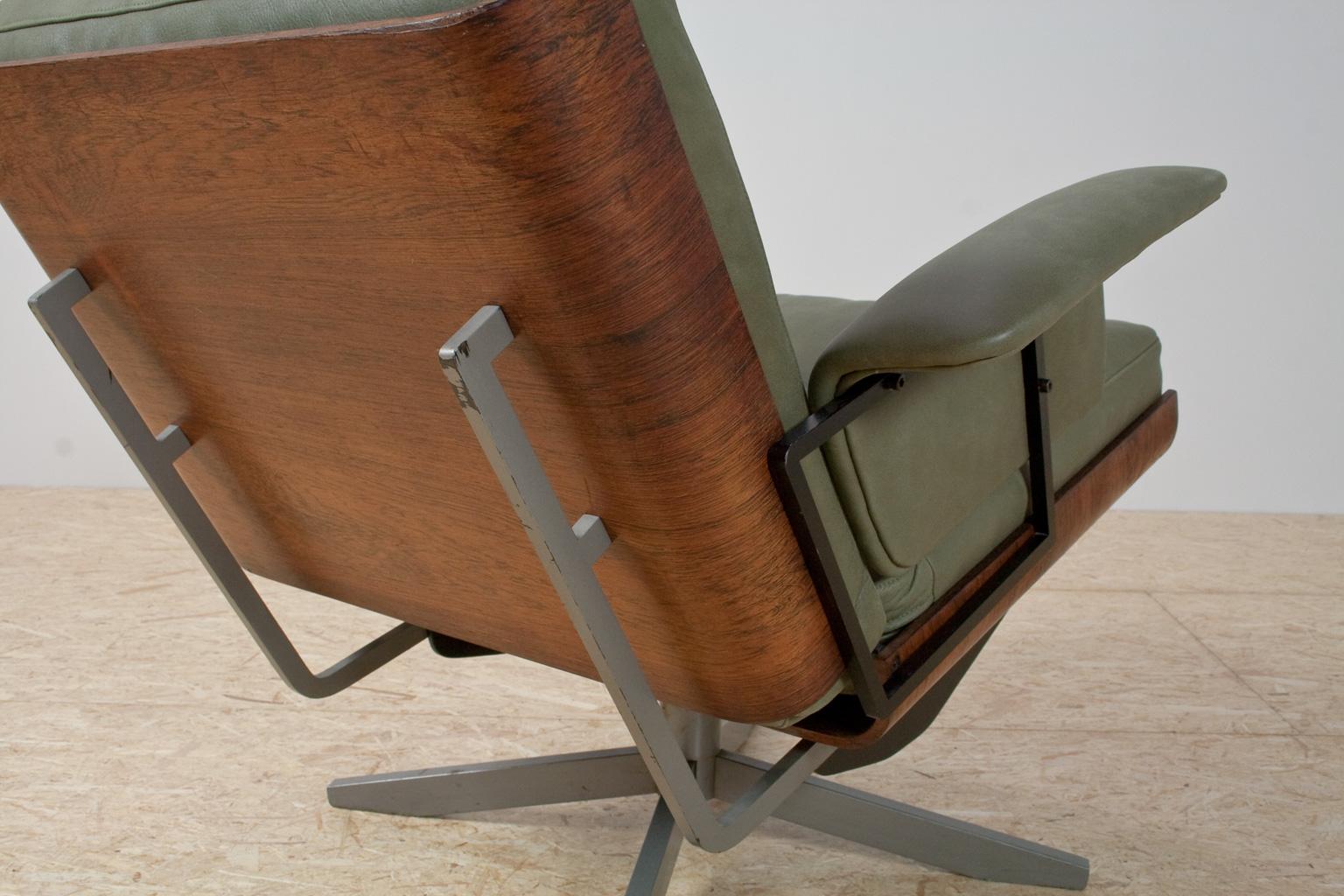 Metal Mid-Century Modern Swivel Lounge Chair in Green Leather and Rosewood, 1960s