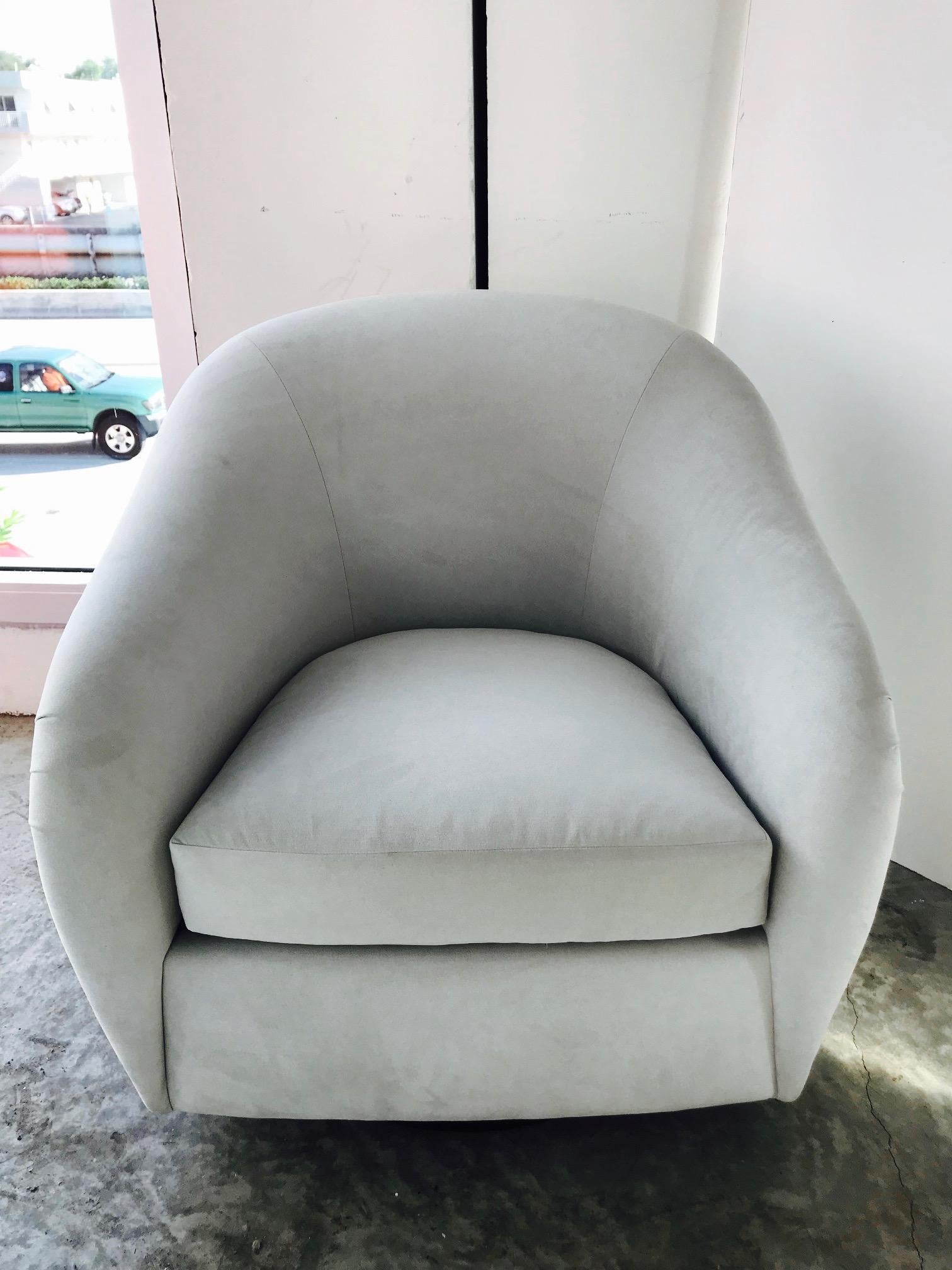 Mid-Century Modern Swivel Lounge Chair in Grey Suede, 1970s In Excellent Condition In Fort Lauderdale, FL