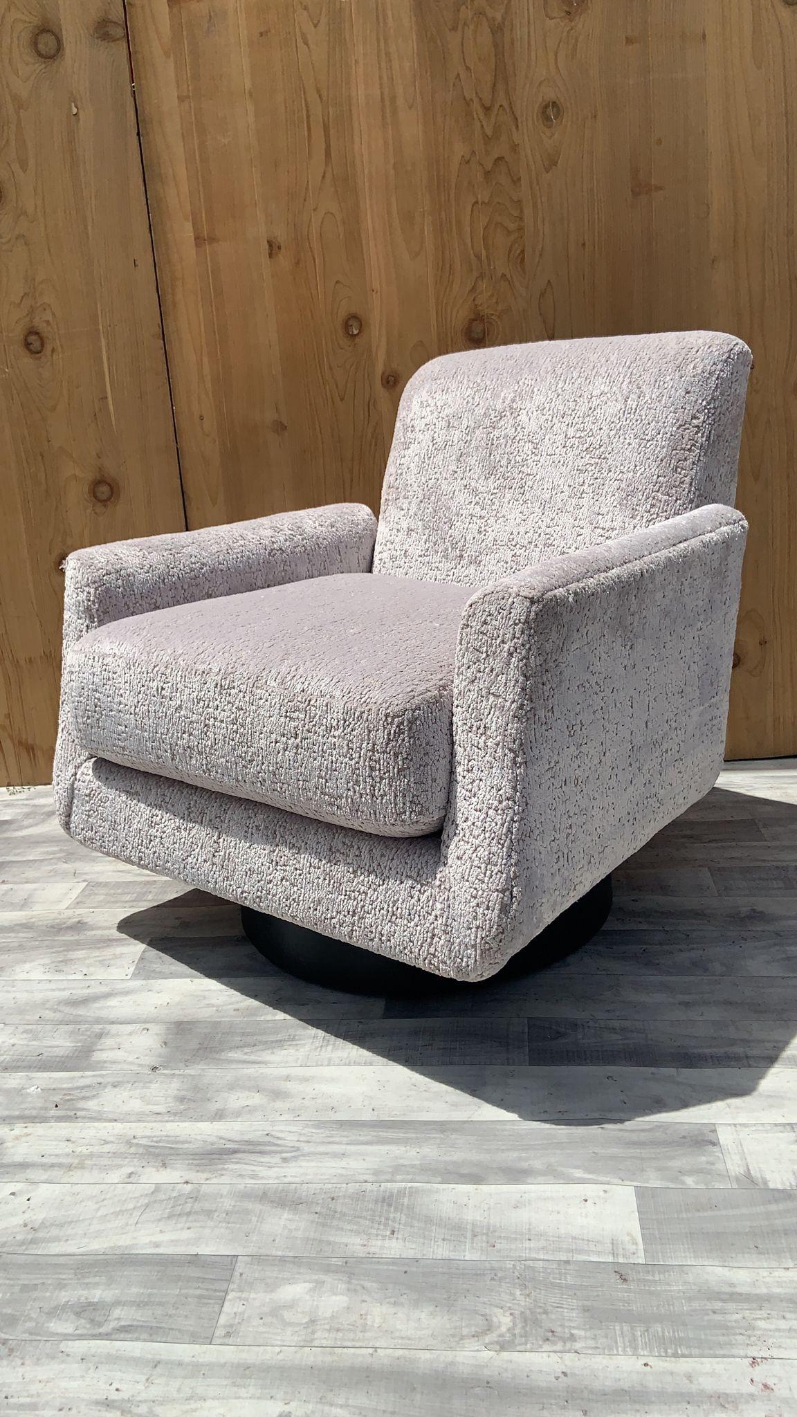 Mid-Century Modern Swivel Lounge Chair Newly Upholstered in a High End Chenille For Sale 5