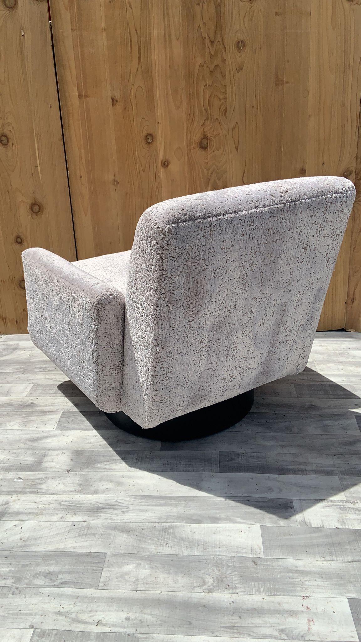 Mid-Century Modern Swivel Lounge Chair Newly Upholstered in a High End Chenille In Good Condition For Sale In Chicago, IL