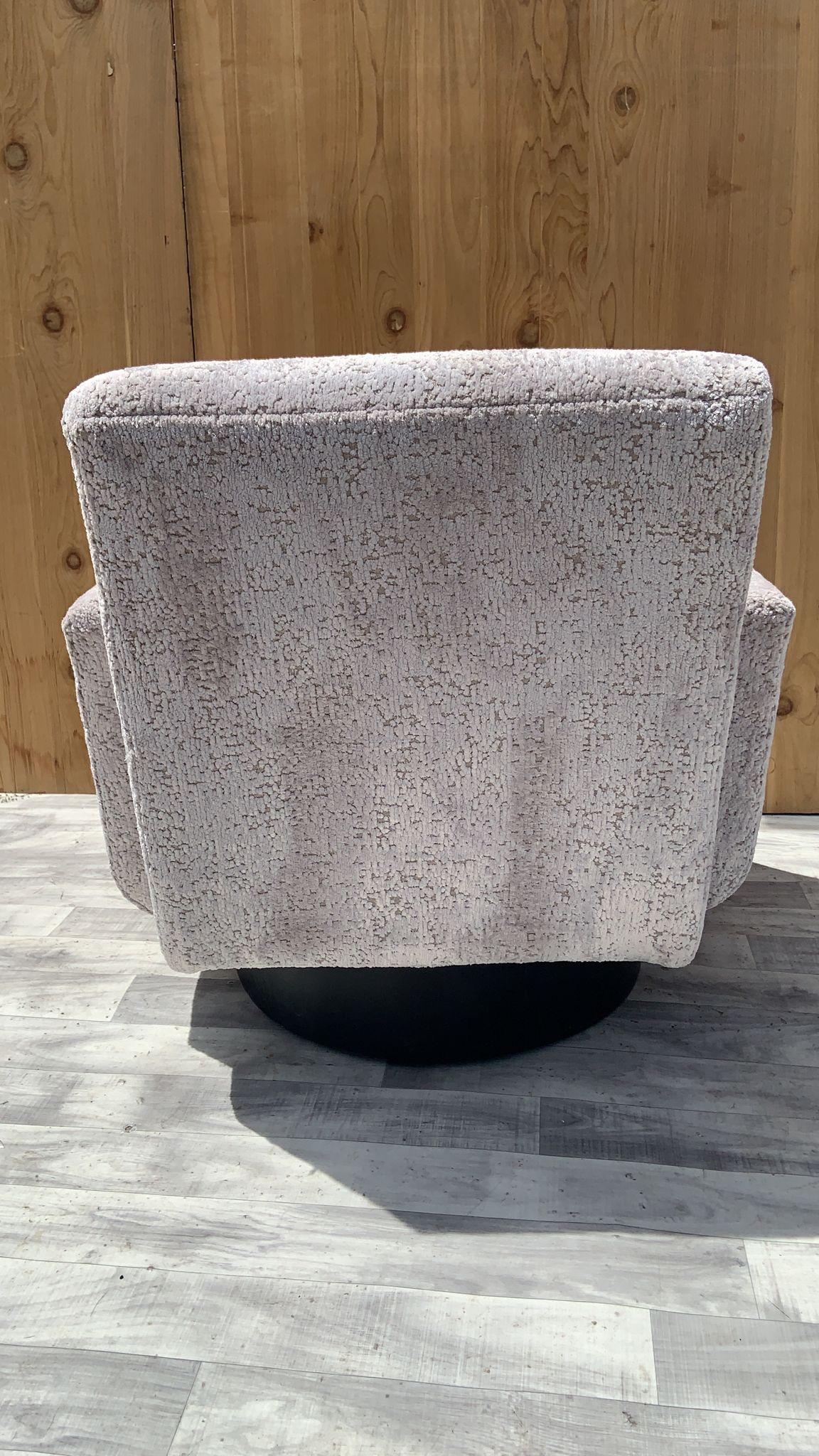 Moderner drehbarer Loungesessel aus der Mitte des Jahrhunderts, neu gepolstert mit einer hochwertigen Chenille-Kommode im Zustand „Gut“ im Angebot in Chicago, IL