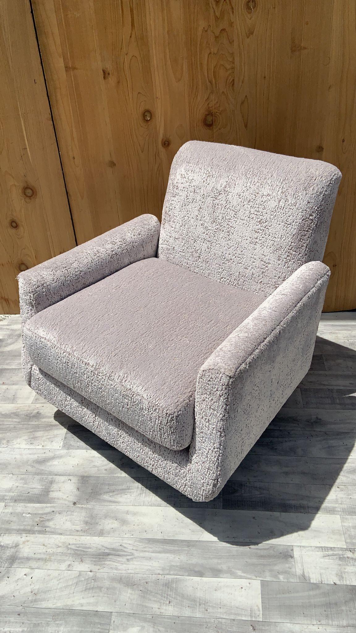Mid-Century Modern Swivel Lounge Chair Newly Upholstered in a High End Chenille For Sale 2