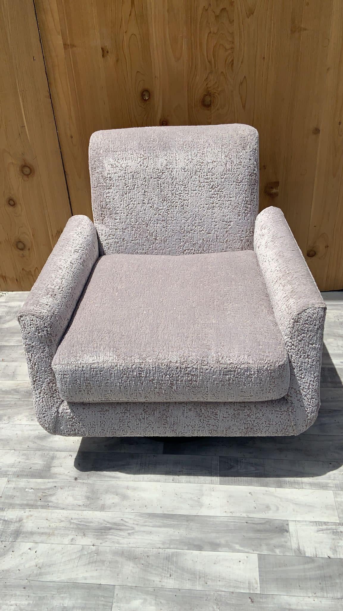 Mid-Century Modern Swivel Lounge Chair Newly Upholstered in a High End Chenille For Sale 3