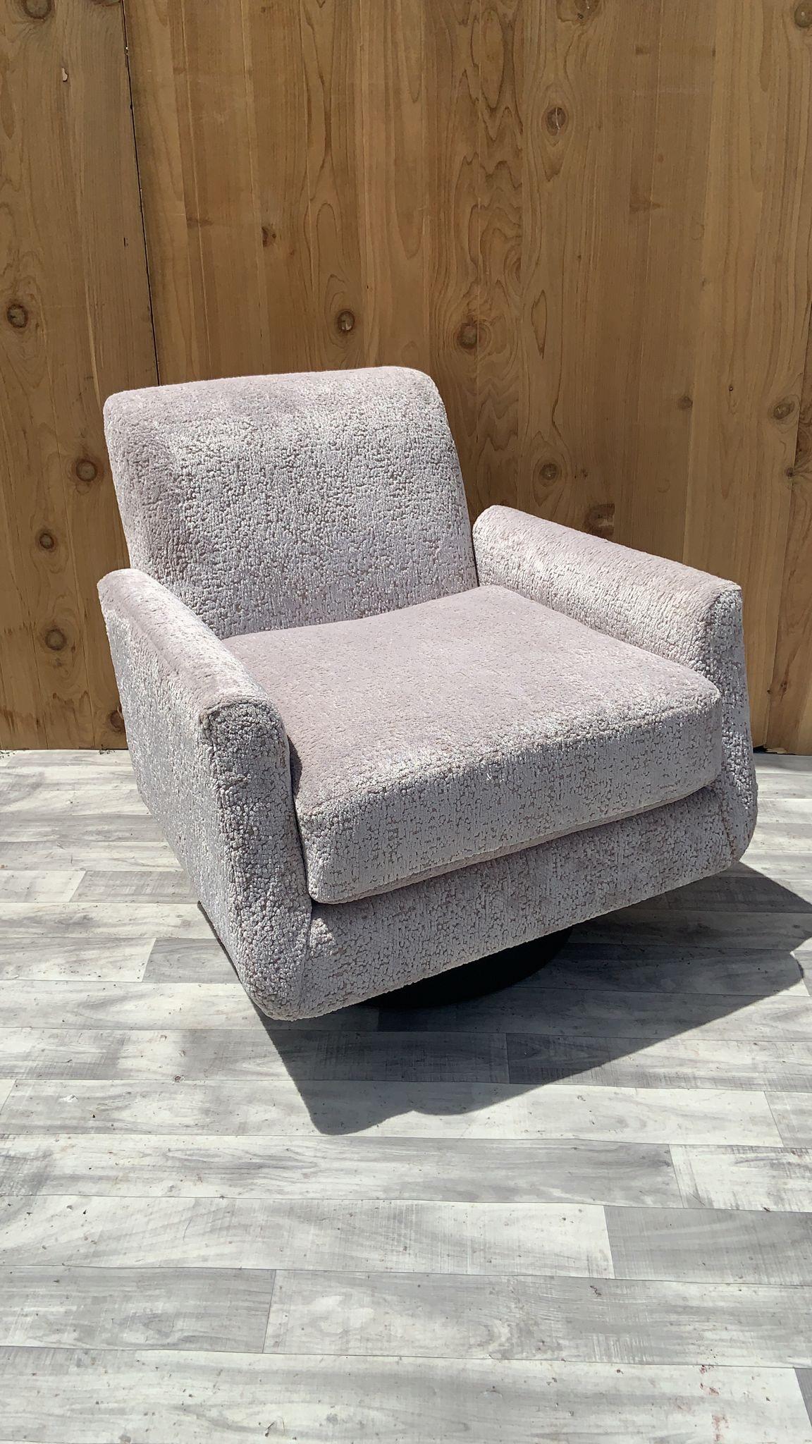 Mid-Century Modern Swivel Lounge Chair Newly Upholstered in a High End Chenille For Sale 4