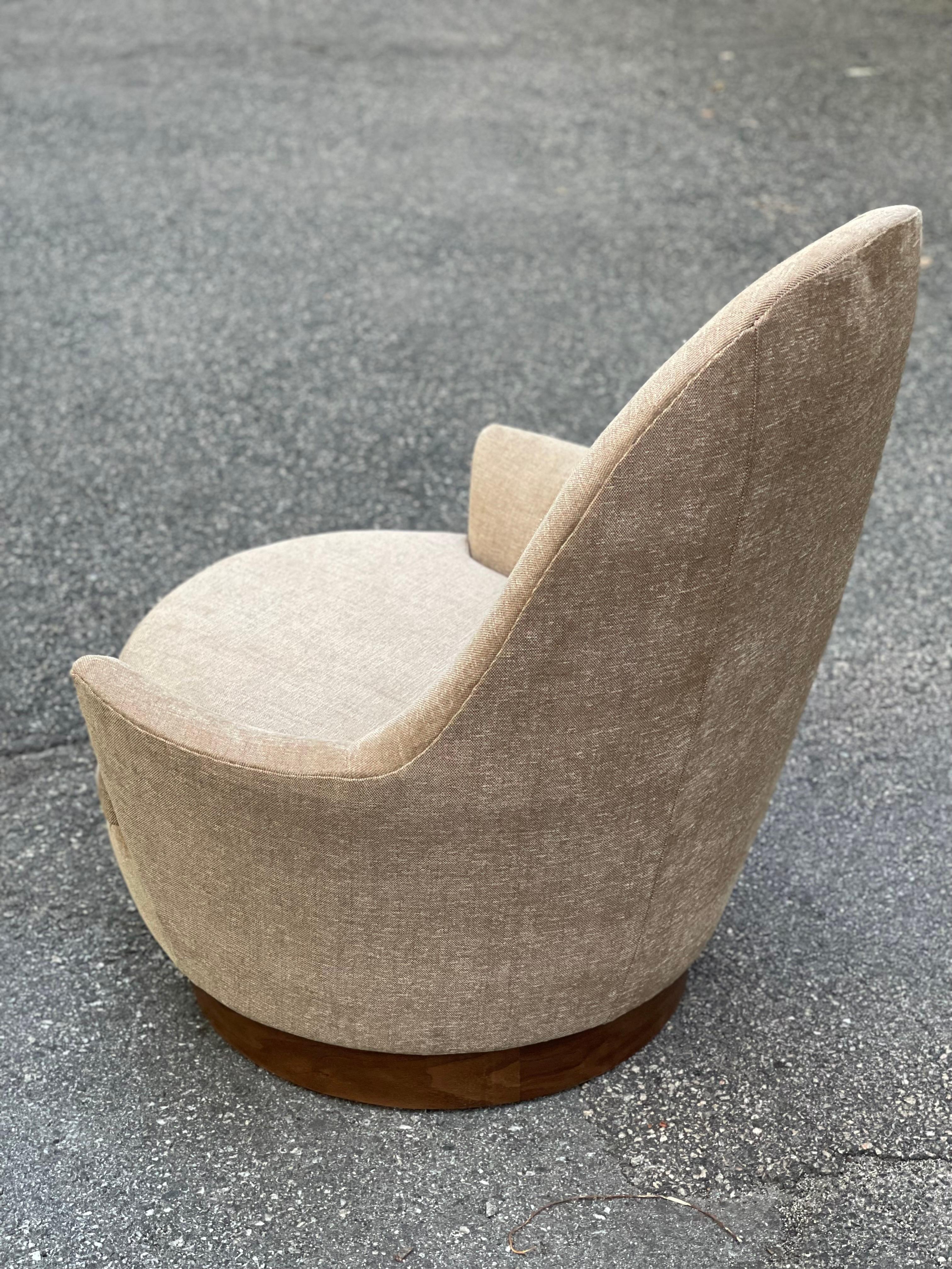 Mid Century Modern Swivel Lounge Pod or Egg Chair by Selig  2