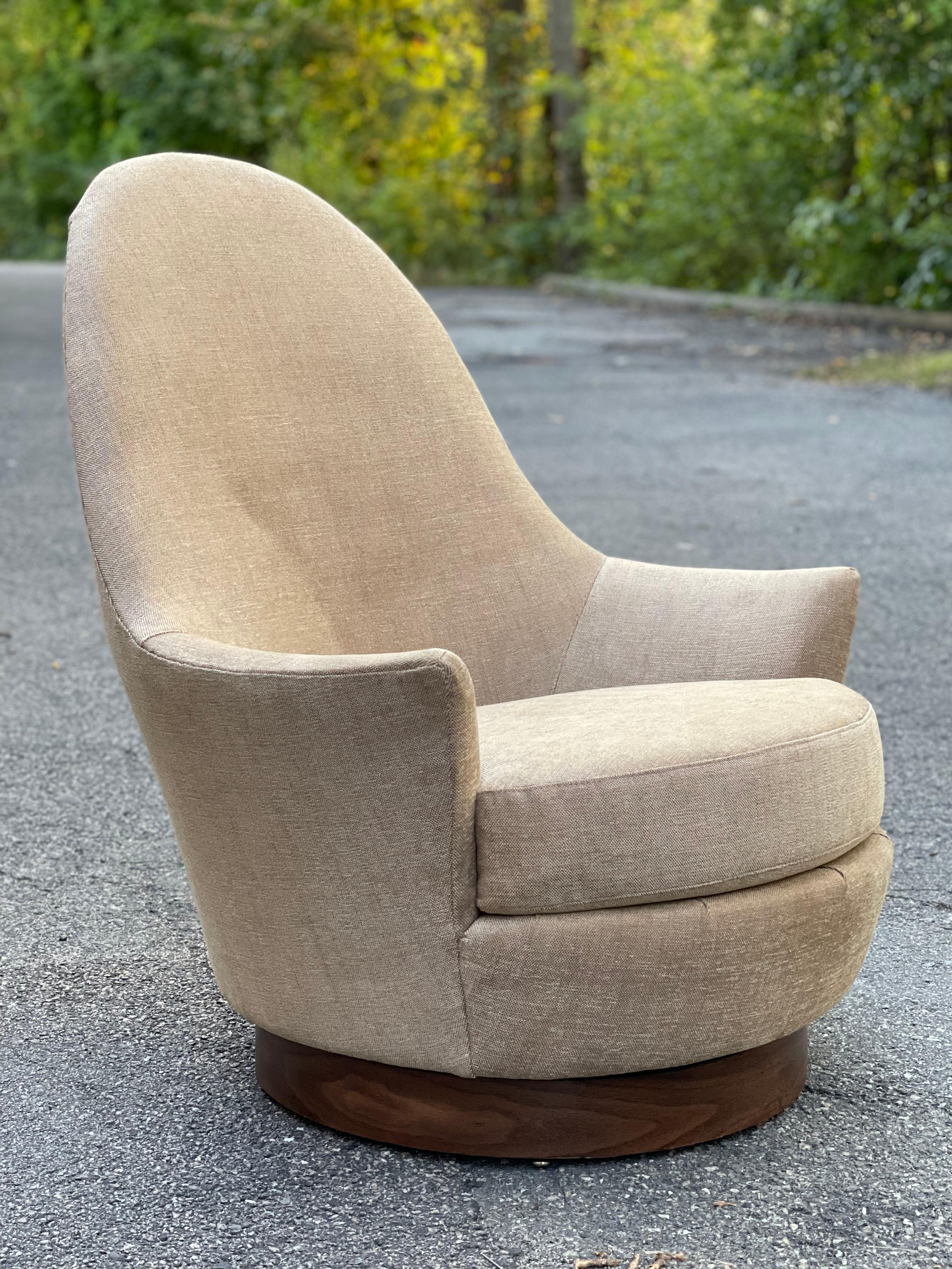 Mid Century Modern Swivel Lounge Pod or Egg Chair by Selig  4