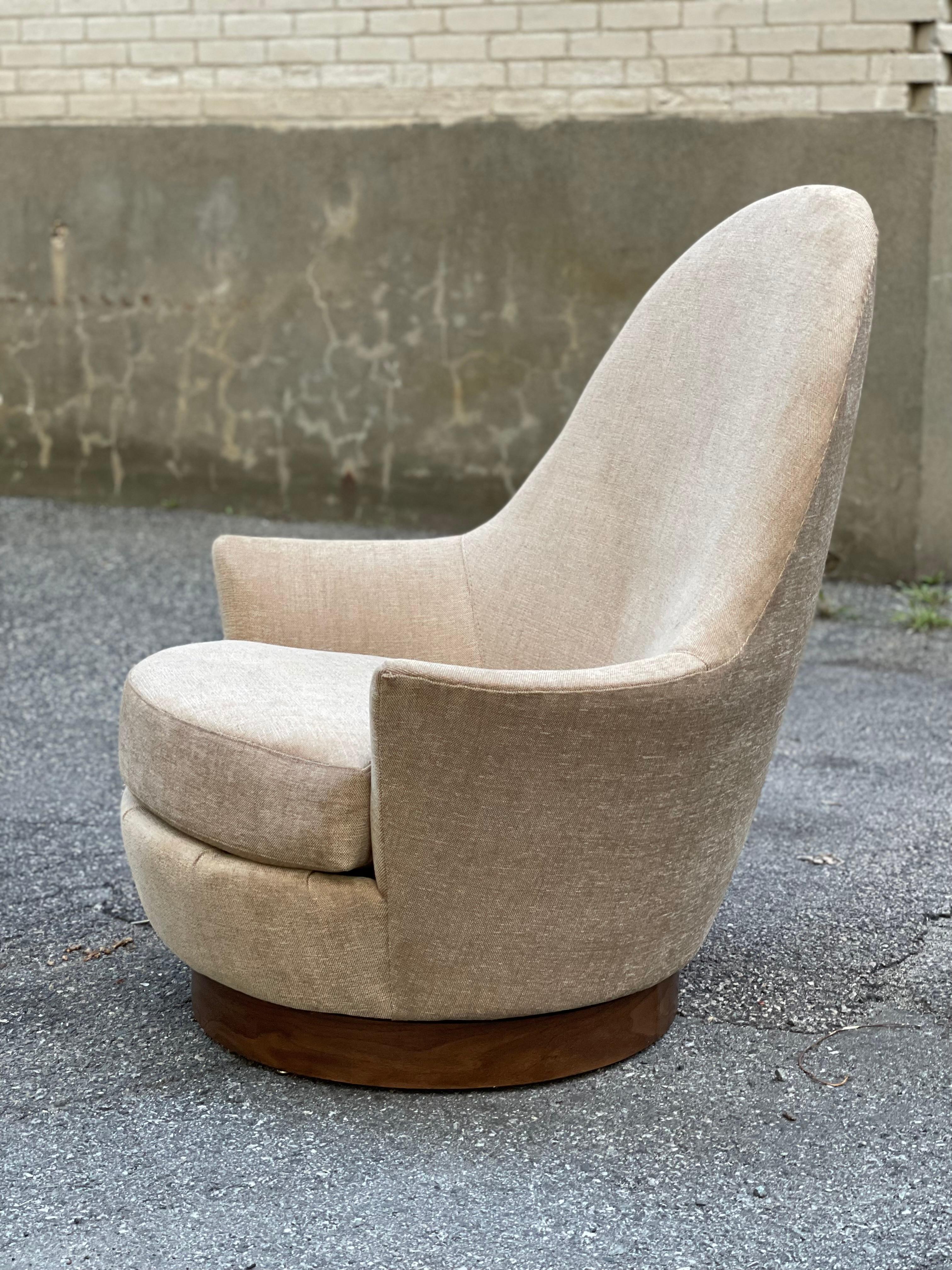 Mid Century Modern Swivel Lounge Pod or Egg Chair by Selig  1