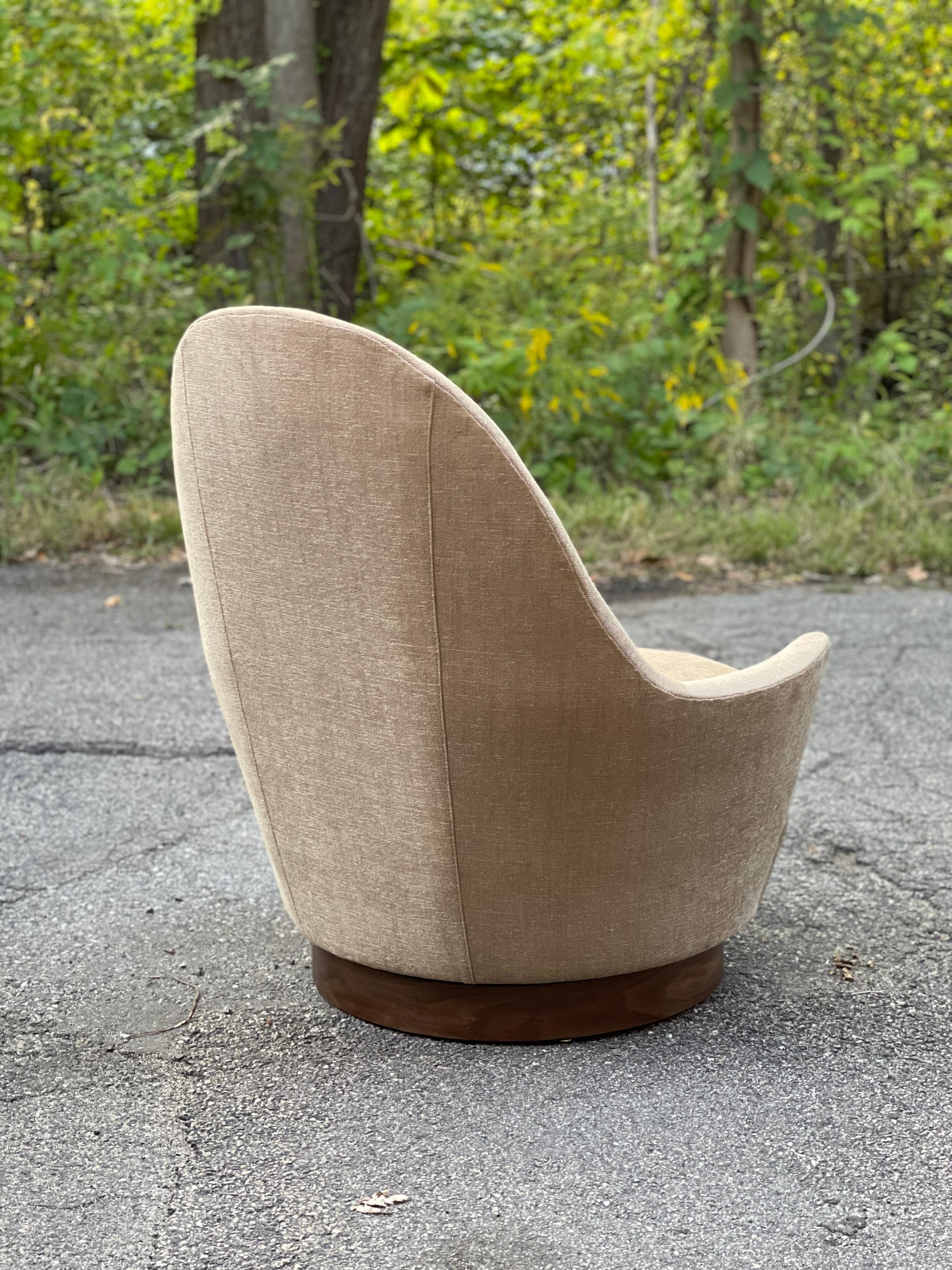 Mid Century Modern Swivel Lounge Pod or Egg Chair by Selig  3