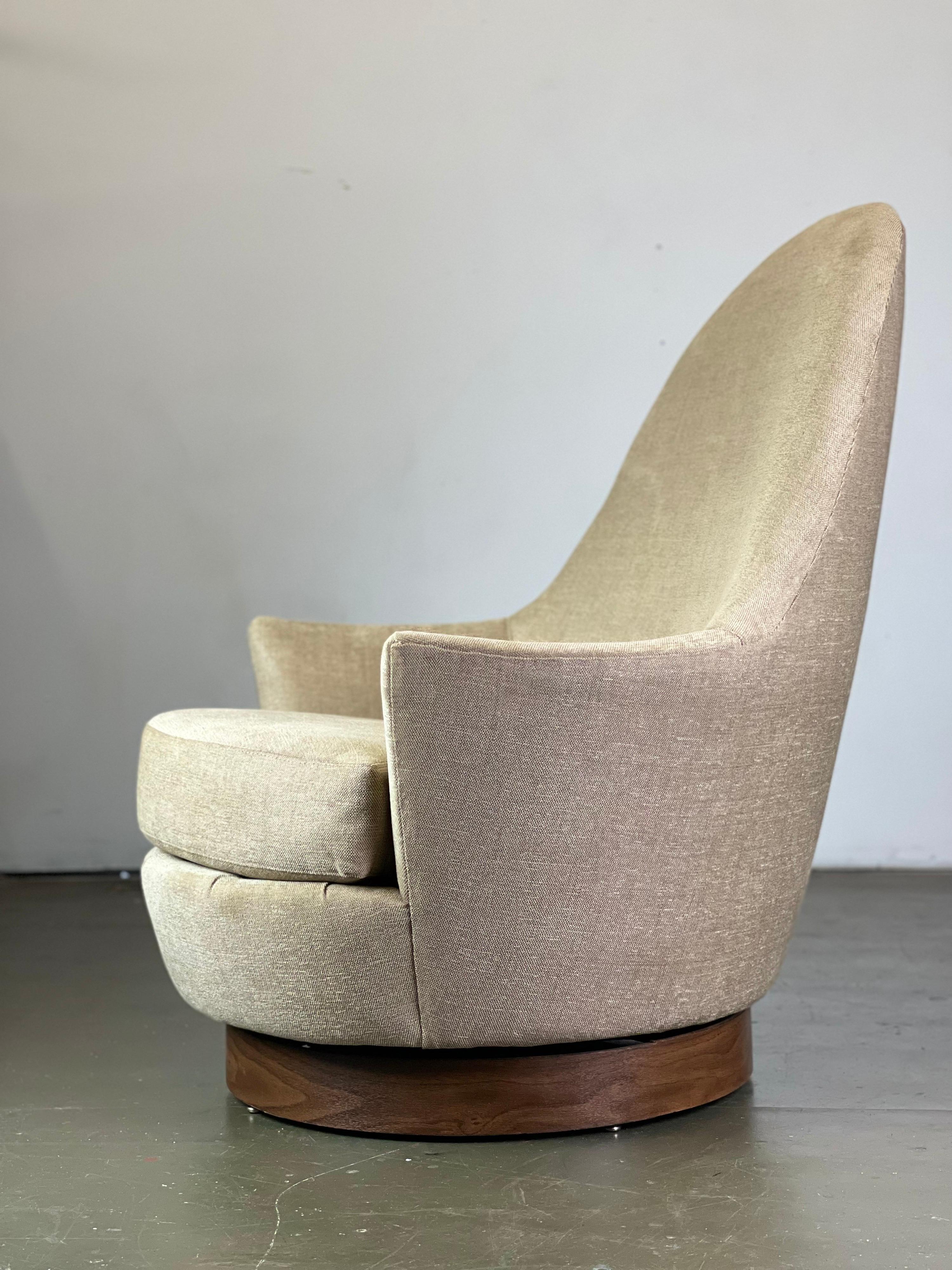 Lovely 1960's swivel lounge chair after Milo Baughman by Selig. The chair swivels back and forth - with a stopping point that allows it to swivel almost 360 degrees. 
Reupholstered in a durable soft cream/tan tiny check fabric. Photos show chair