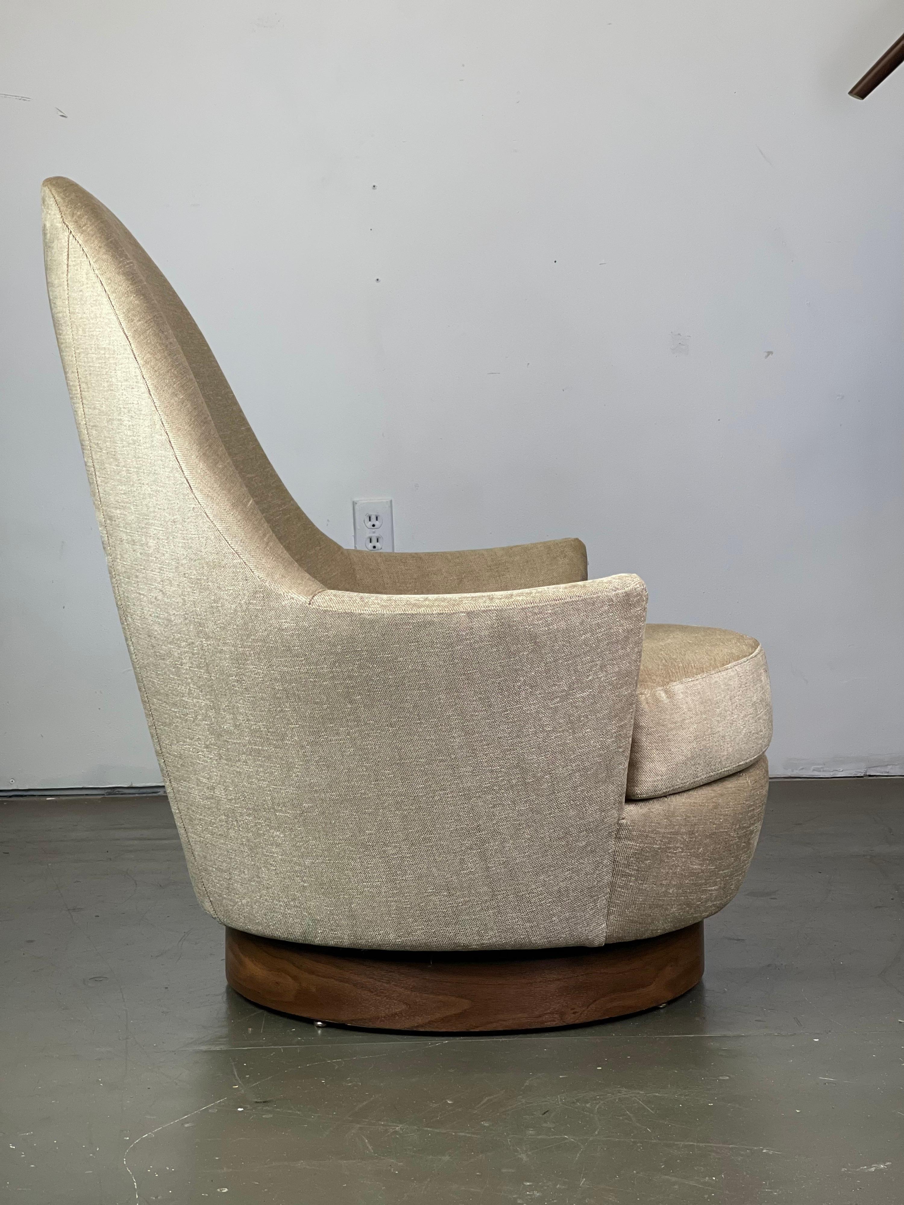 Mid-Century Modern Mid Century Modern Swivel Lounge Pod or Egg Chair by Selig 