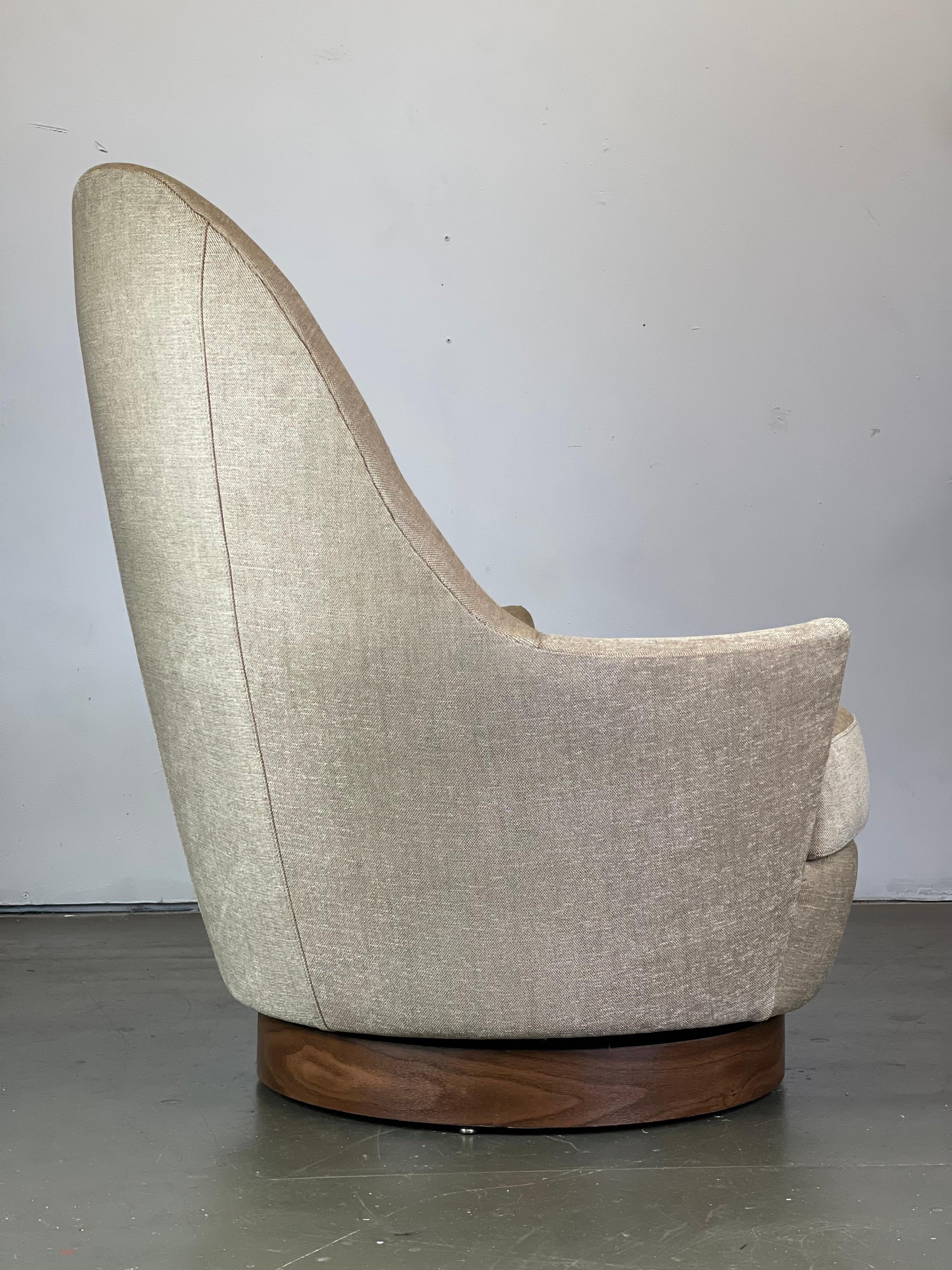 American Mid Century Modern Swivel Lounge Pod or Egg Chair by Selig 