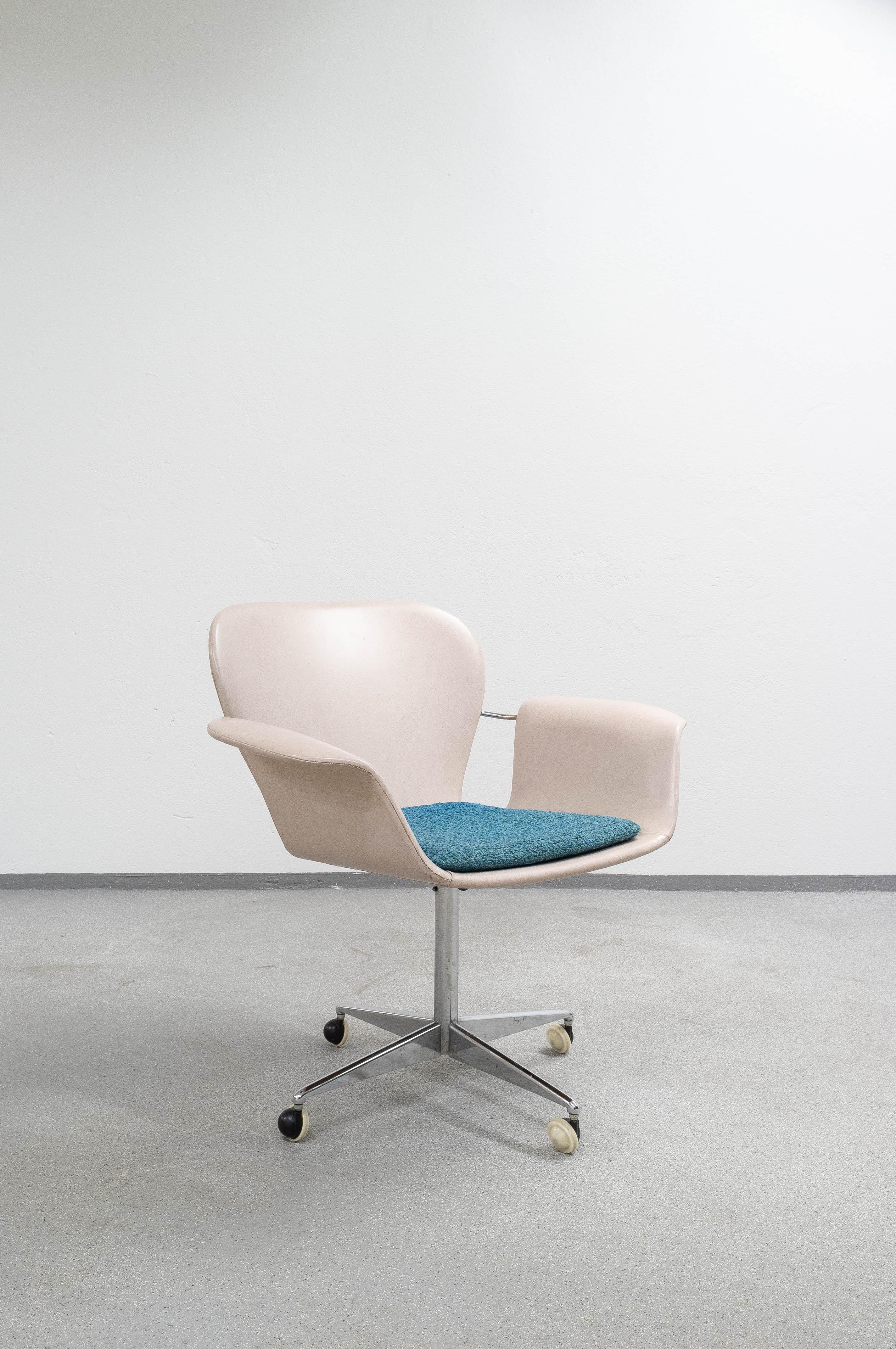 Mid-Century Modern swivel office chair by Kjell Hjell & Bjarne Stave, manufactured by Møre Lenestolfabrikk. Original wool cushion.

A variation of this chair is part of The National Museum, Design collection, Norway.





