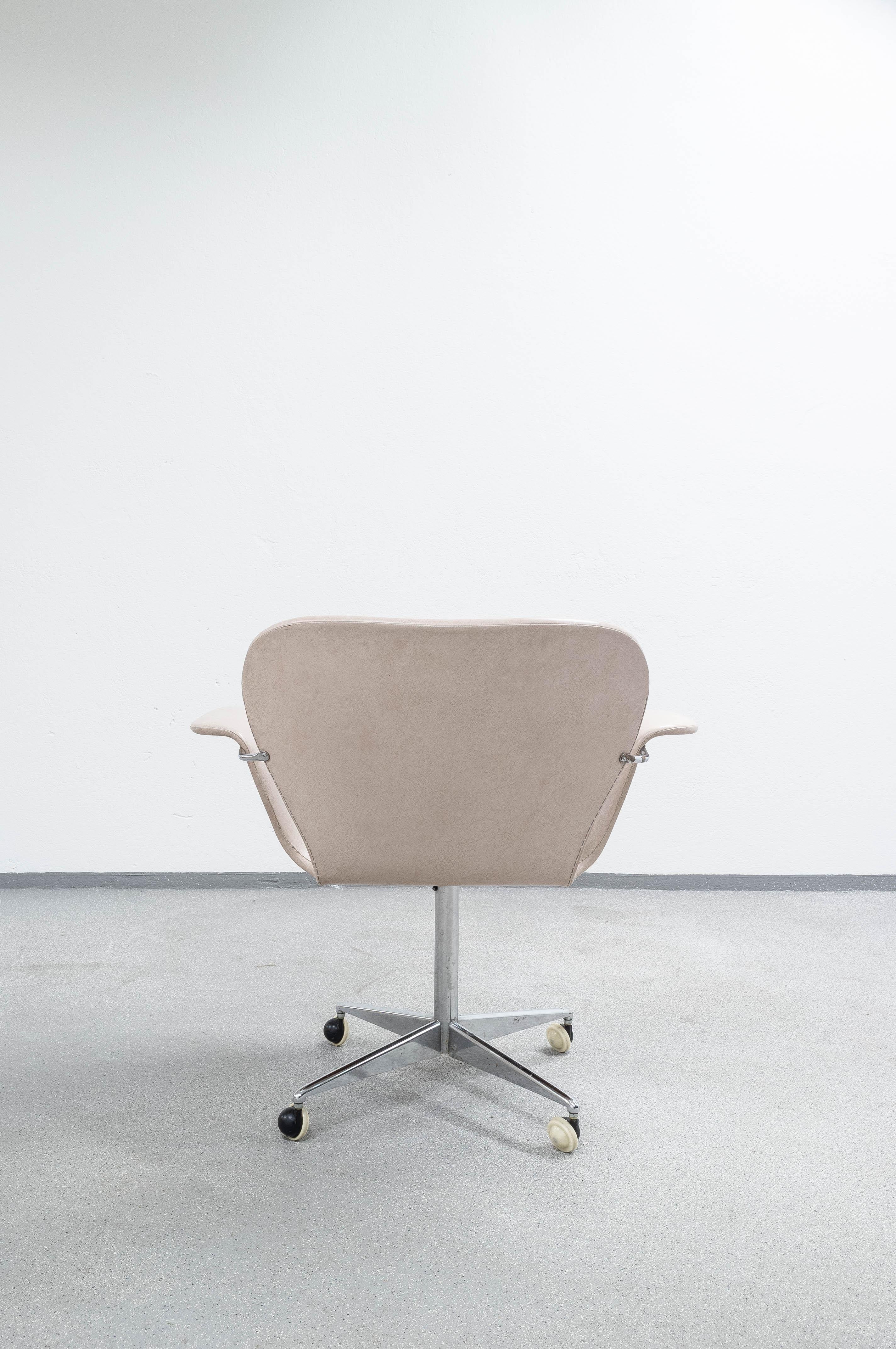 Mid-Century Modern Swivel Office Chair by Kjell Hjell & Bjarne Stave In Good Condition For Sale In Oslo, NO