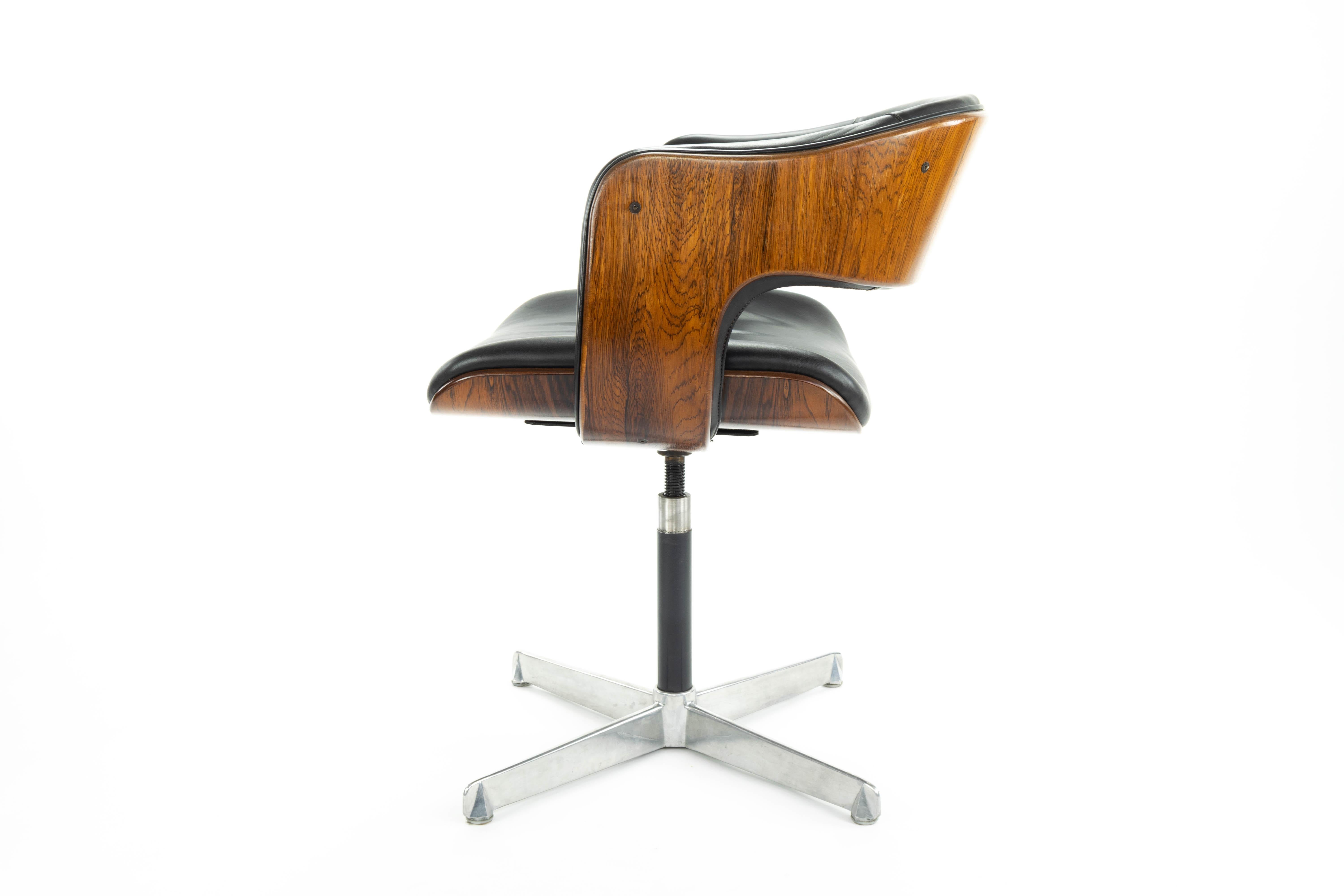Swivel and adjustable height Oxford armchair designed by Martin Grierson for Arflex in 1963. Produced by Arflex Valencia, Spain. The wooden structure of laminated wood and the upholstery of black natural leather are in very good