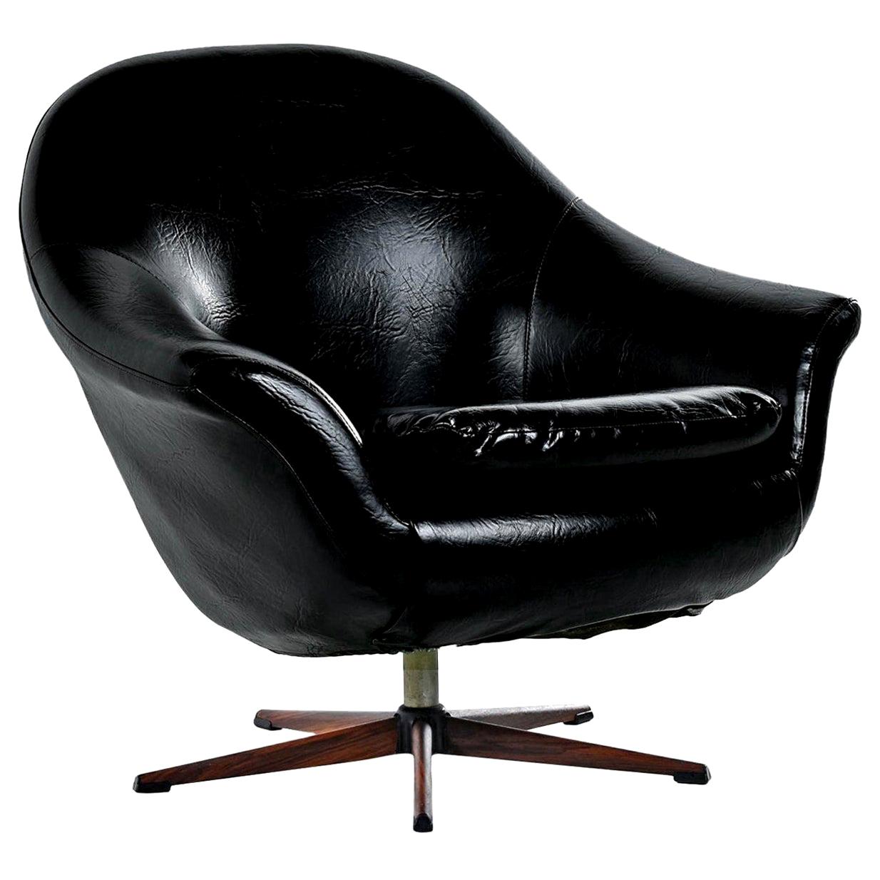 Iconic retro chair, black vinyl, five-star base. Similar to Swedish producer Overman pod chair. Use it as an armchair in the living room or as your desk chair. This vintage chair has more padding than the original pod chairs by Scandinavian Overman.