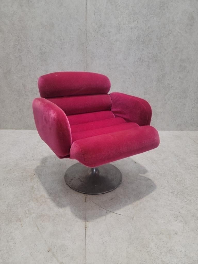 American Mid Century Modern Swivel Tulip Lounge Chair by Stendig in Fuchsia Mohair