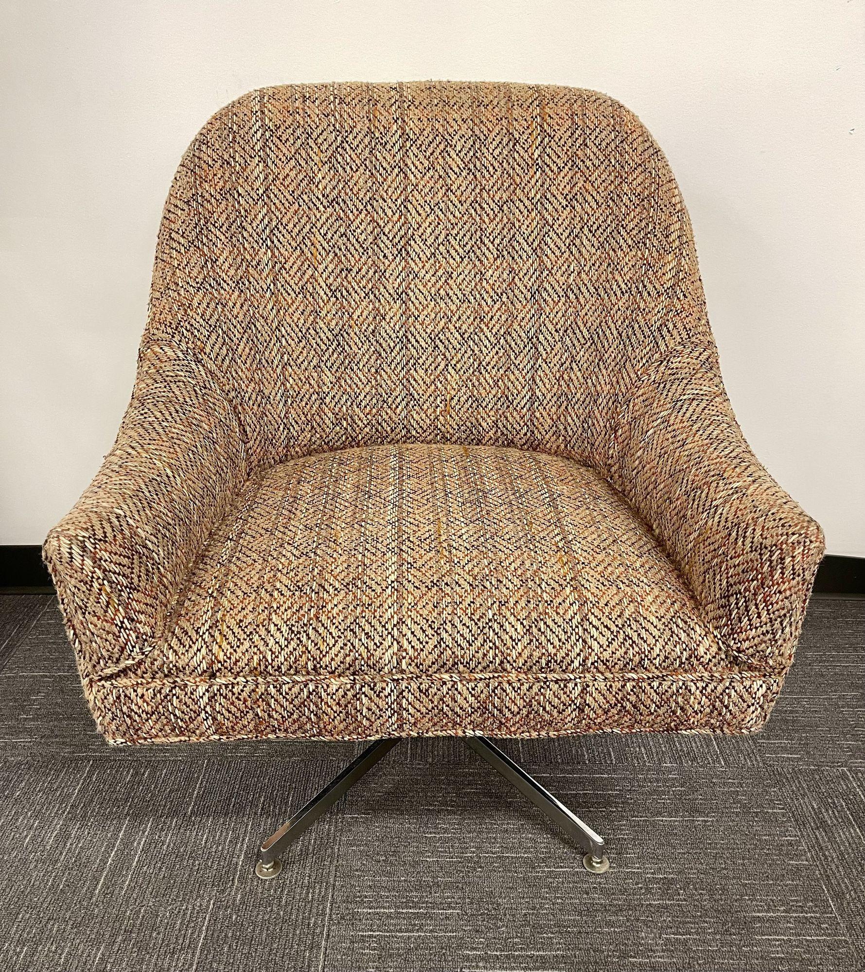Mid-Century Modern swivel tweed lounge chair, office chair,
 
A fine custom quality Mid-Century Modern swivel chair in a loverly tweed upholstery. The X form base having a moving center column supporting a tweed covered lounge or office chair. 
