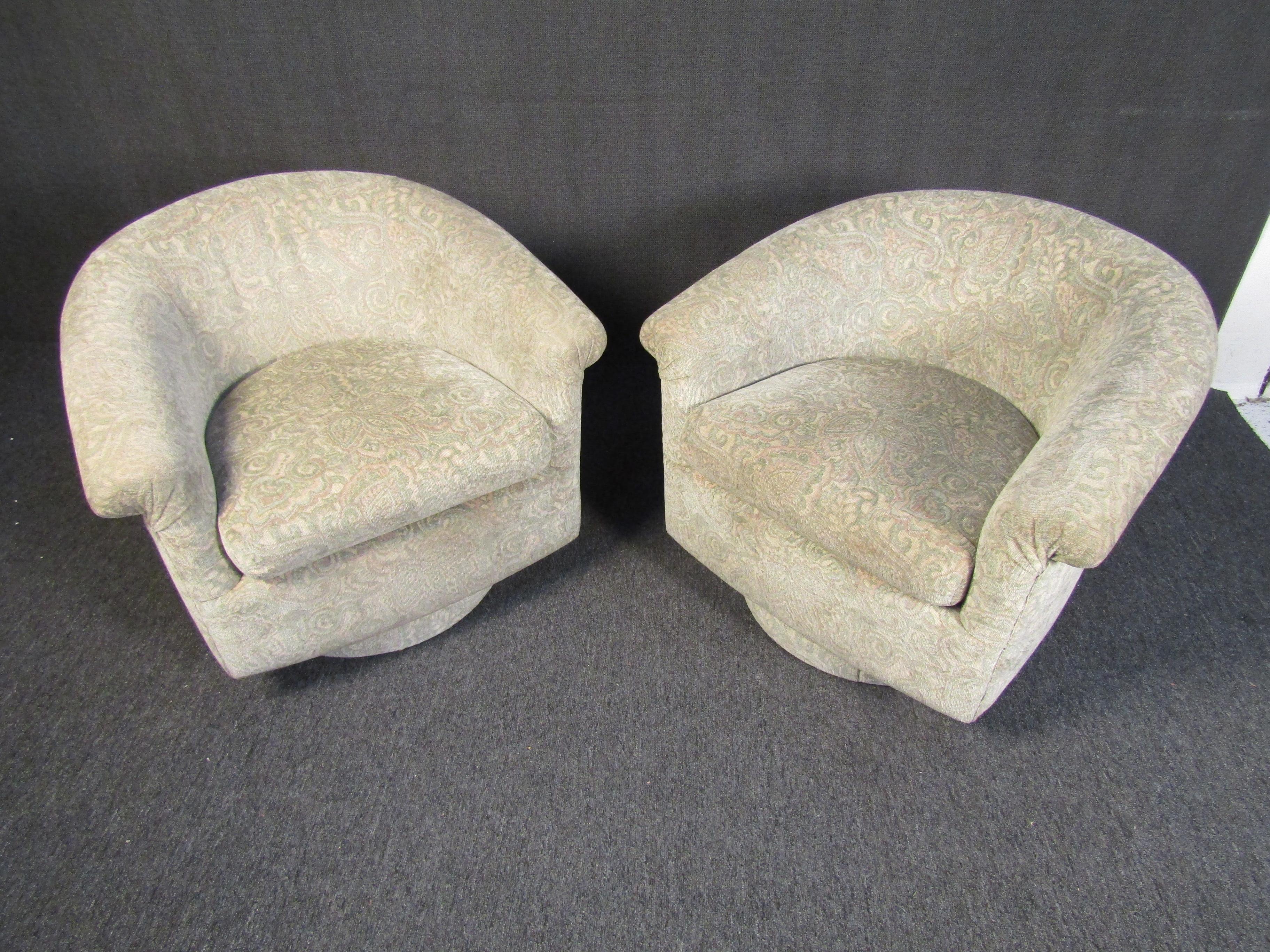 Mid-Century Modern Swiveling Armchairs In Good Condition For Sale In Brooklyn, NY