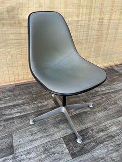 Mid Century Modern Swiveling Chair by Eames for Herman Miller. Circa 1960s