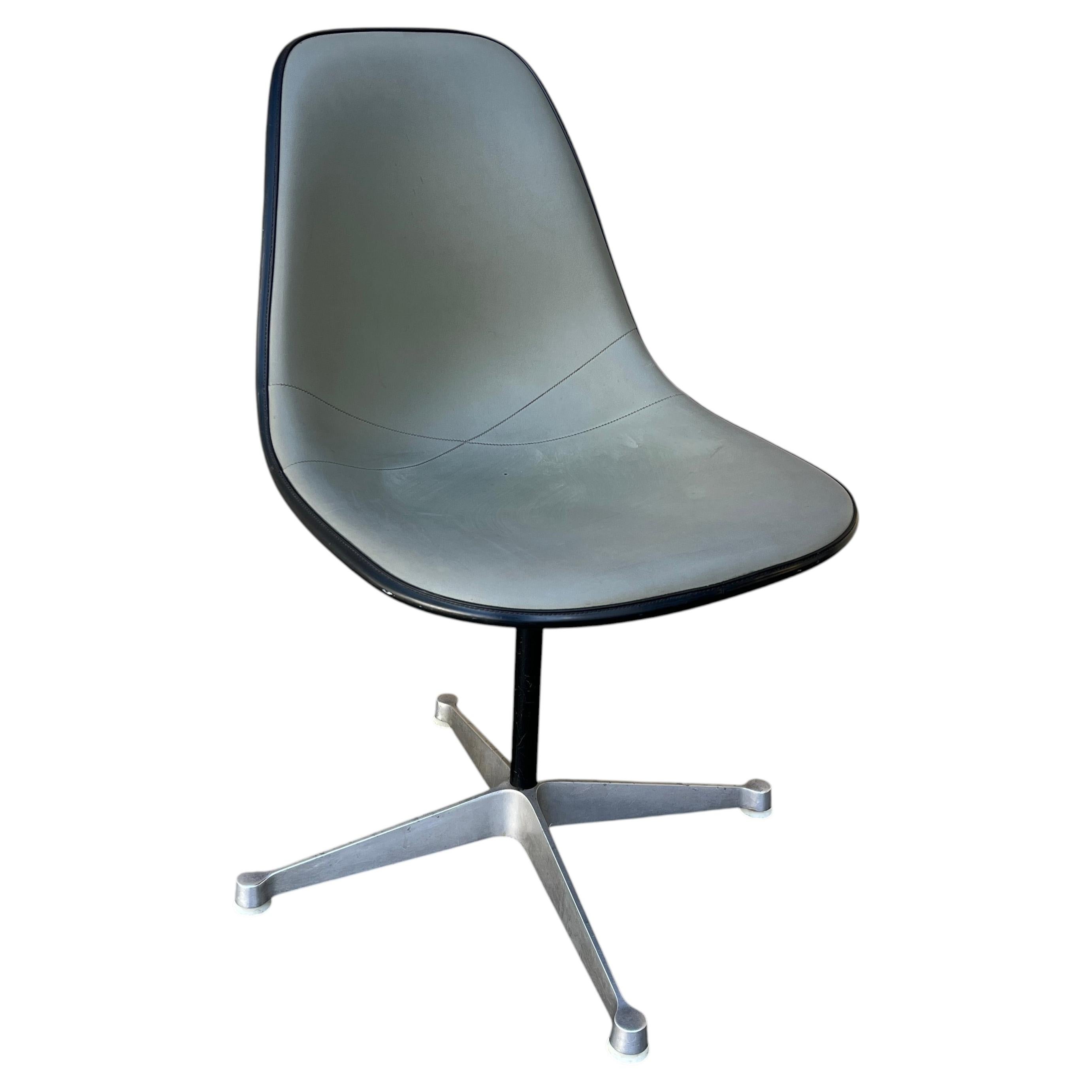 Mid Century Modern Swiveling Chair by Eames for Herman Miller. Circa 1960s
