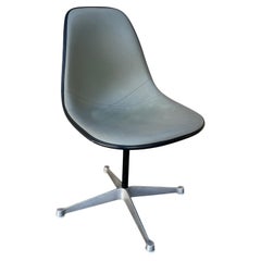 Mid Century Modern Swiveling Chair by Eames for Herman Miller. Circa 1960s