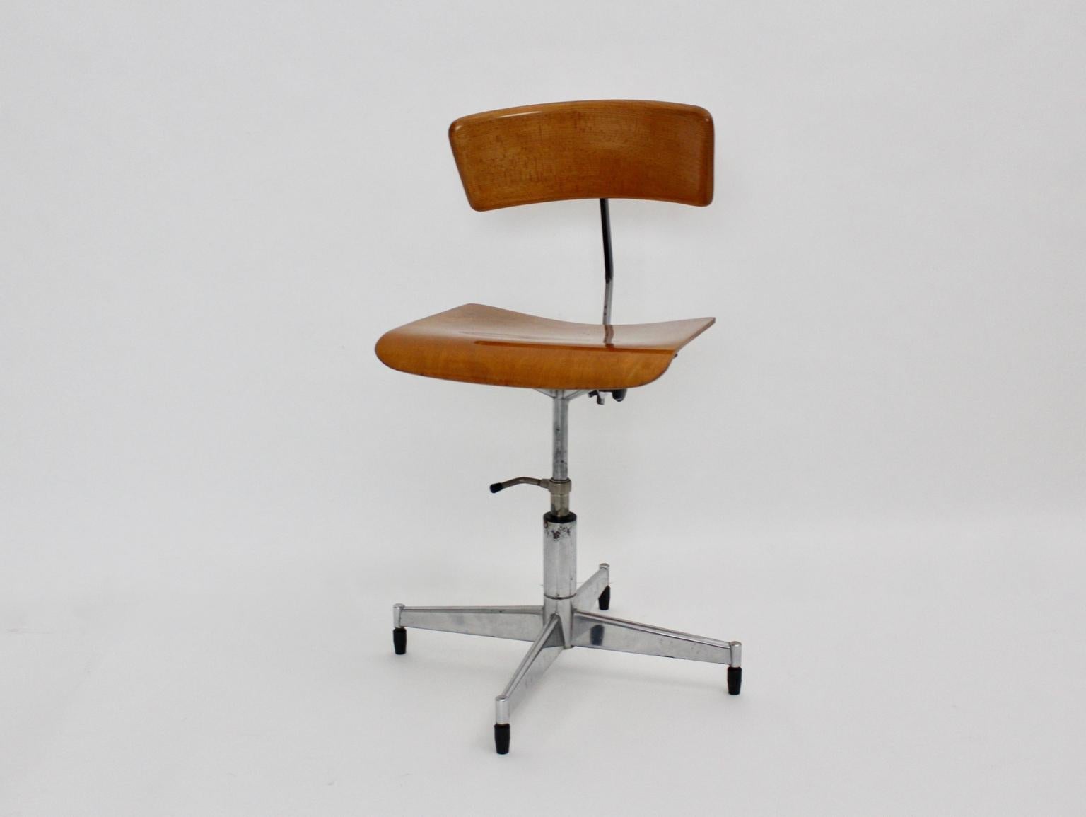 Mid-Century Modern Swiveling Desk Chair by Jorgen Rasmussen 1950s Denmark In Good Condition In Vienna, AT