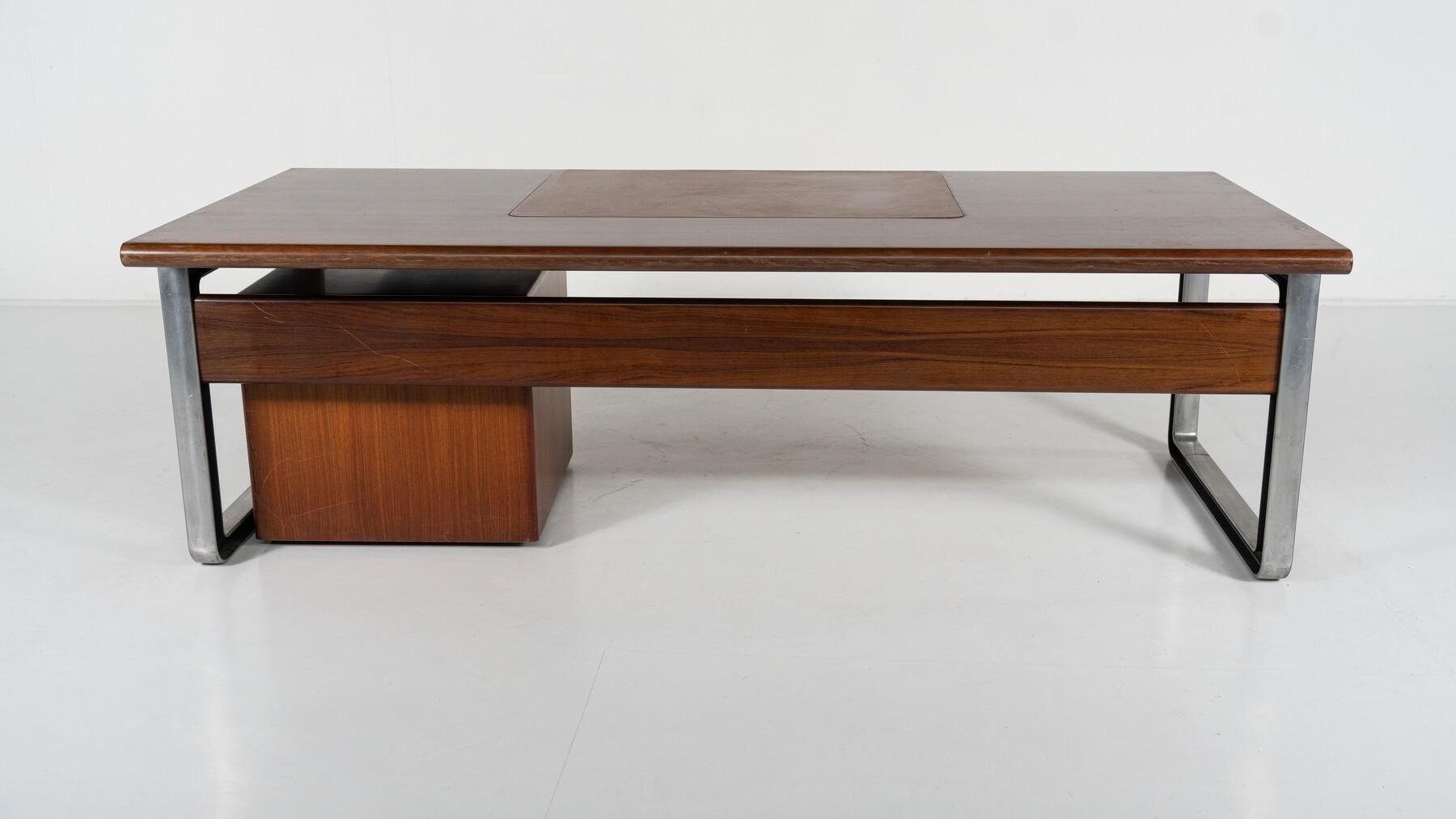 Mid-Century Modern T333 Desk by Oslvado Borsani and Eugenio Gerli for Tecno 6