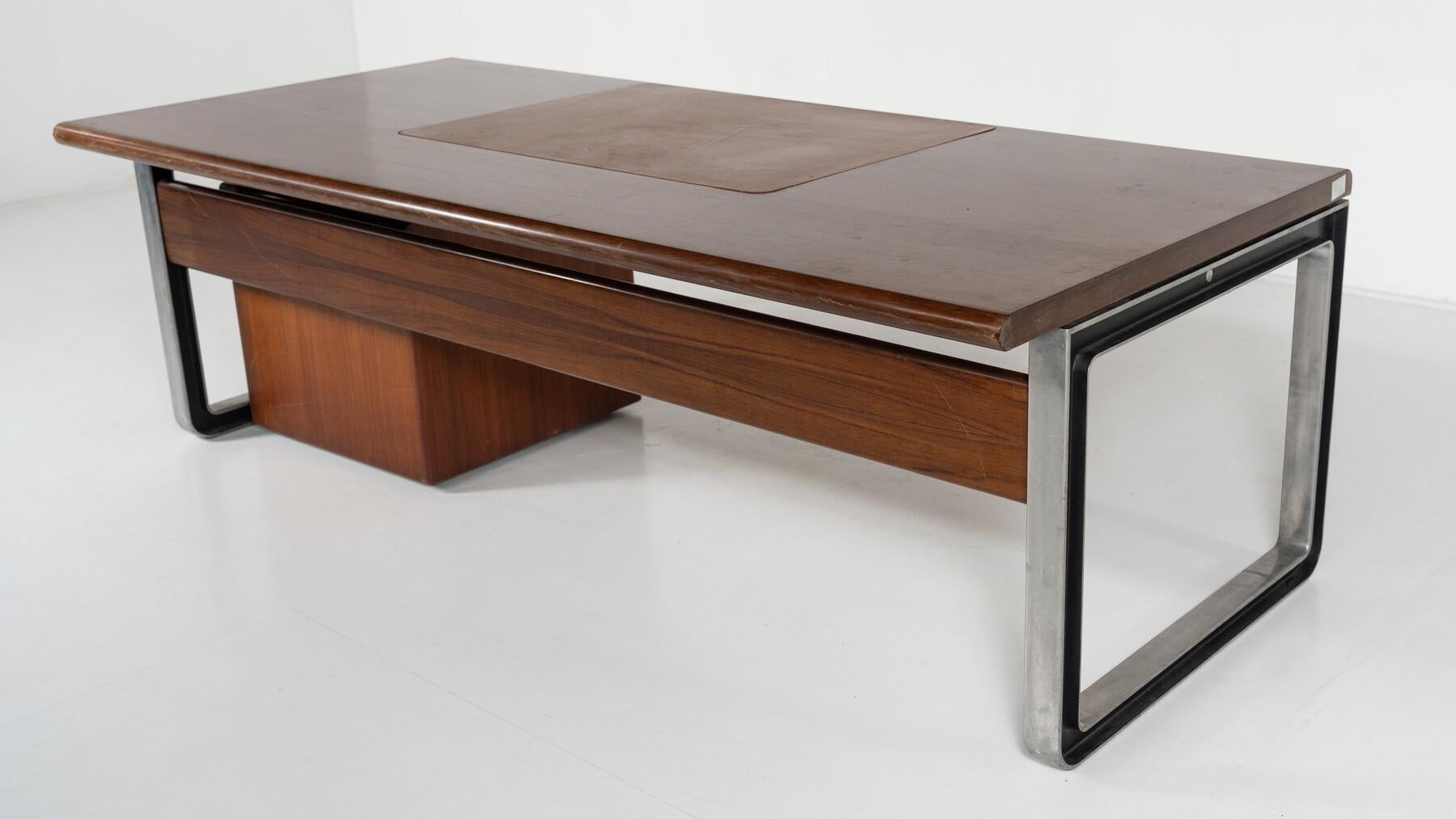 Mid-Century Modern T333 Desk by Oslvado Borsani and Eugenio Gerli for Tecno For Sale 7