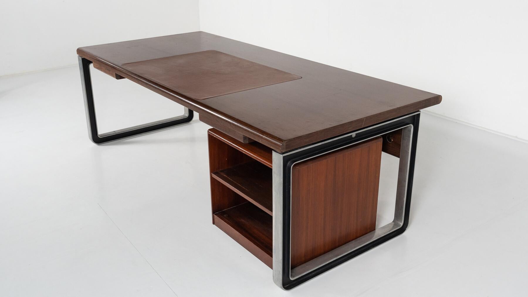Mid-Century Modern T333 Desk by Oslvado Borsani and Eugenio Gerli for Tecno For Sale 3