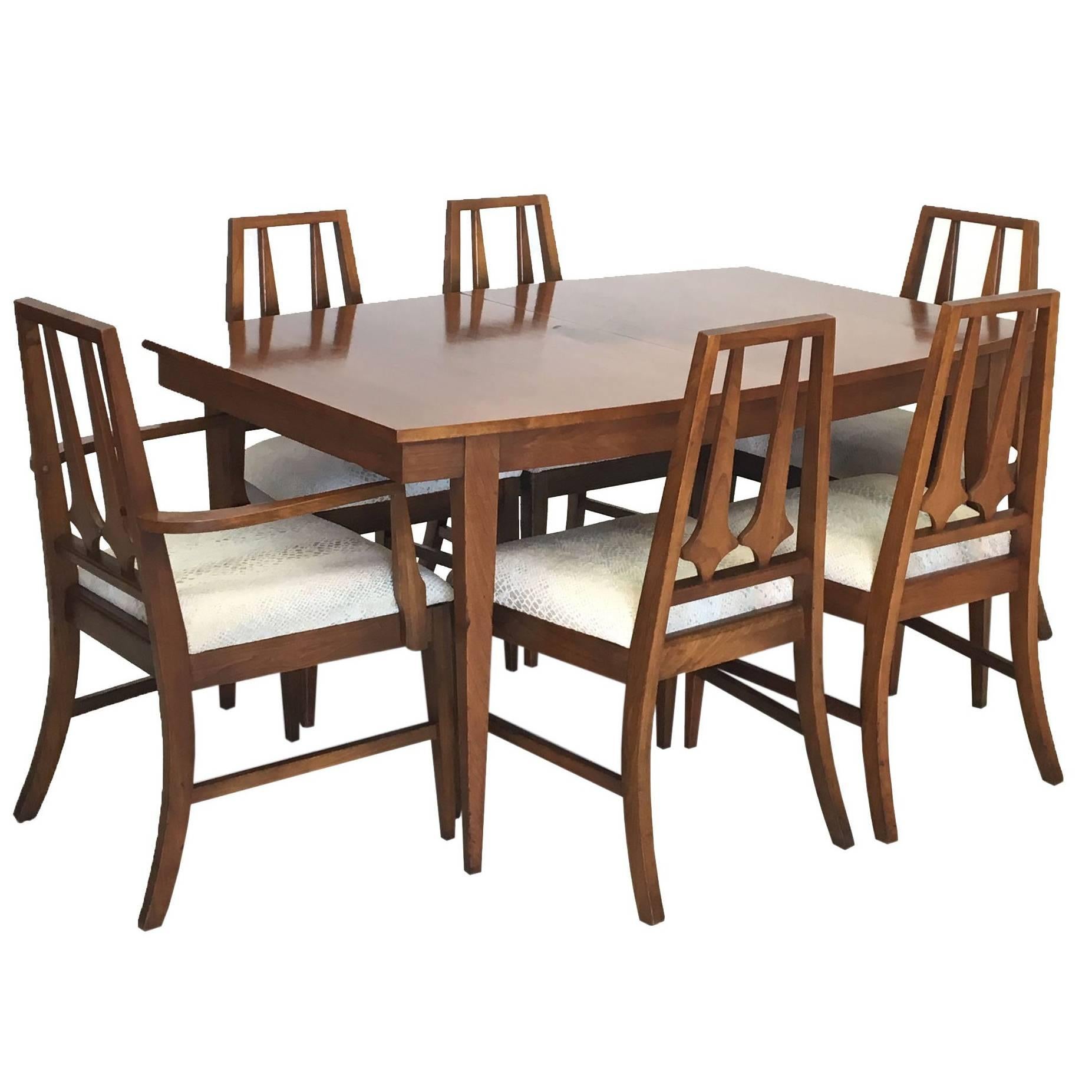 Mid-Century Modern Table and Six Chairs in the Brasilia Style For Sale