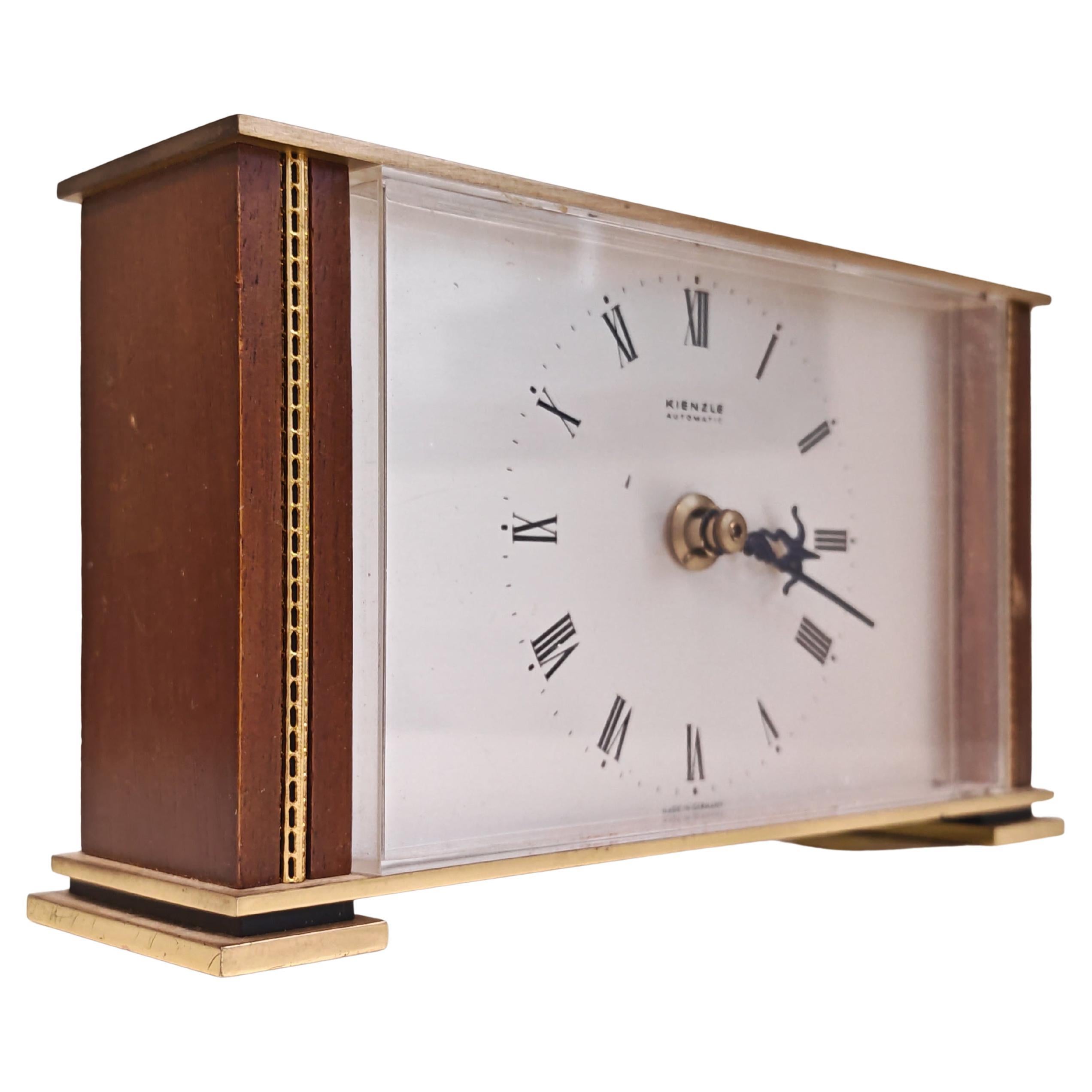 Horloge de table moderne du milieu du siècle en teck et laiton par Kienzle, Allemagne années 1960 en vente