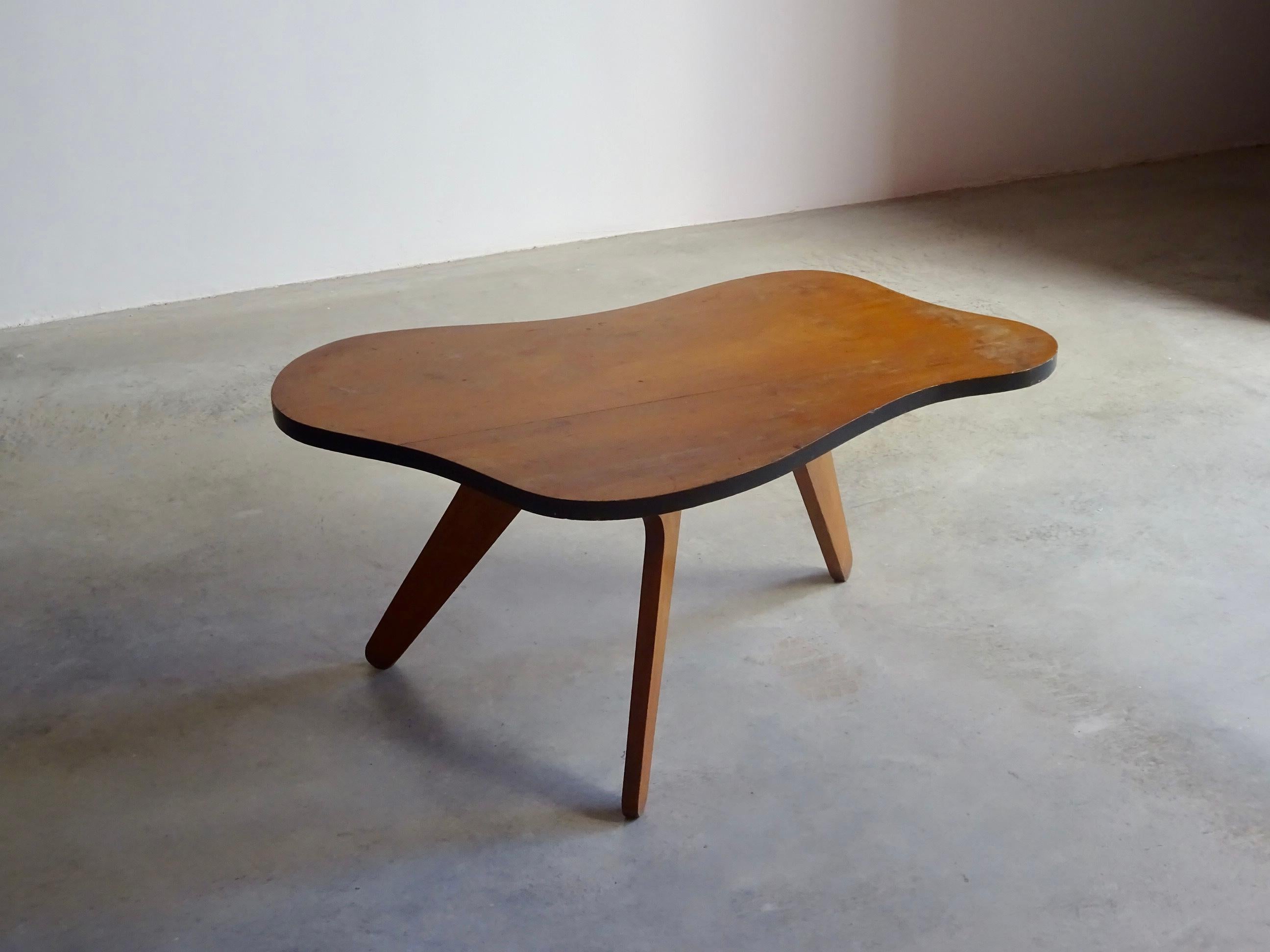 Amazing table designed by José Zanine Caldas, manufactured by “Móveis Artísticos Z” in Brazil, 1950s. Three inclined legs support the table top with an organic shape. The table has the main characteristics of the great Brazilian designer.