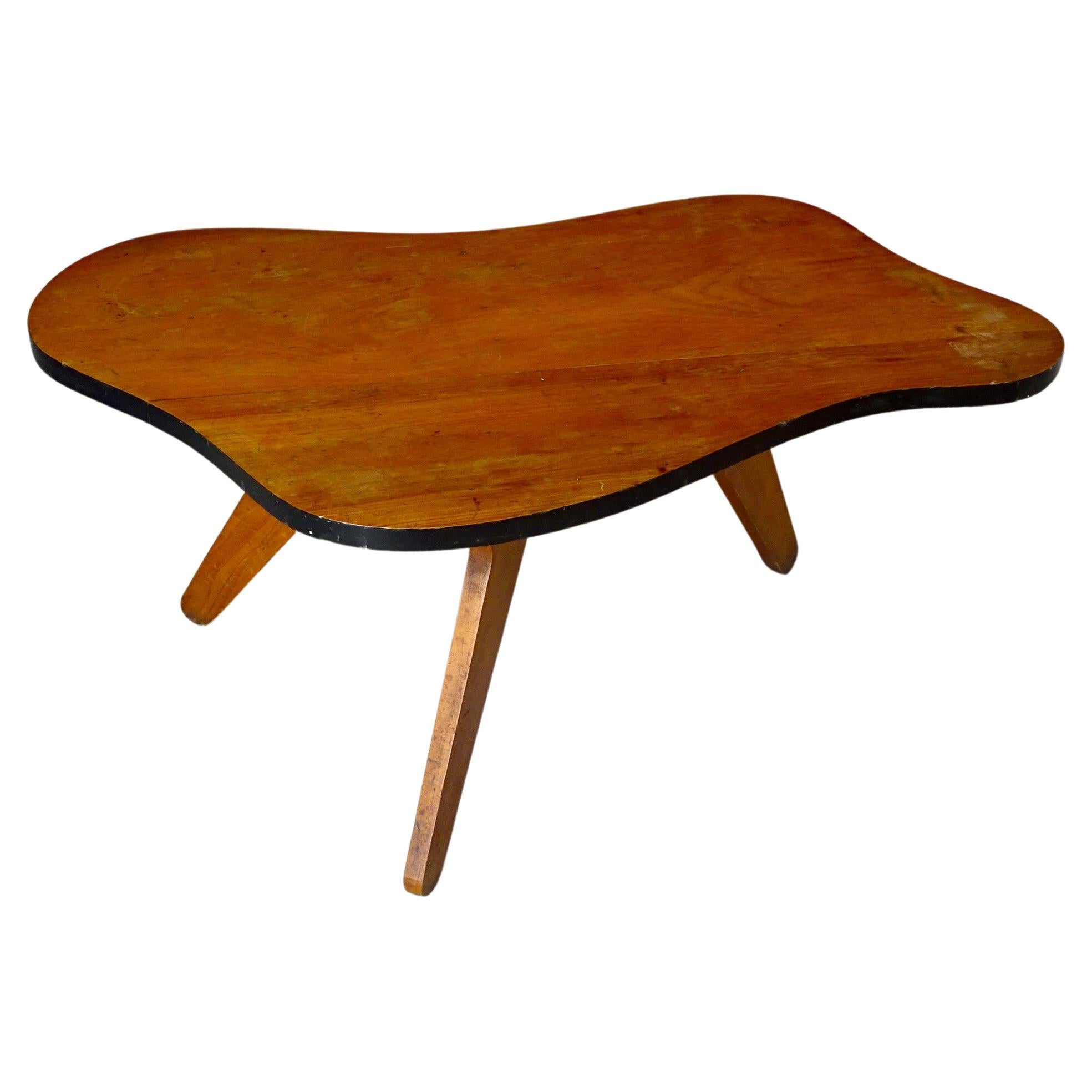 Table moderne du milieu du siècle dernier conçue par Zanine Caldas. Brésil, années 1950.