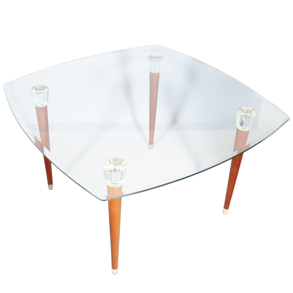 Table moderne du milieu du siècle style Ico Prisi, plateau en verre façonné et poli, pieds tournés en noyer, têtes en verre de Murano. Pieds en métal argenté.

Mesure en cm : H 74 x L 125 x P 125.