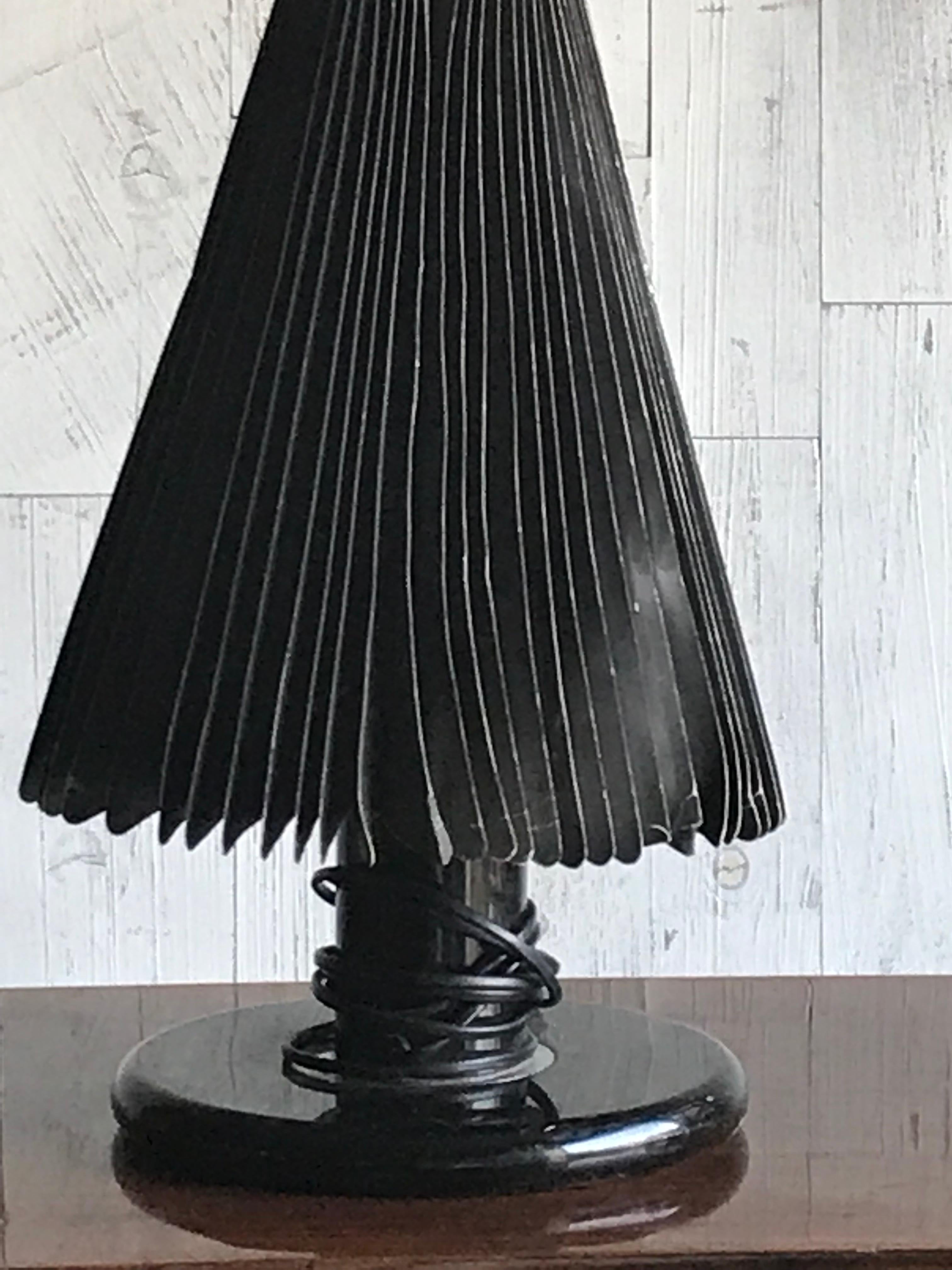 Mid-Century Modern table lamp, 1950s
Metal table lamp with a paper shade.