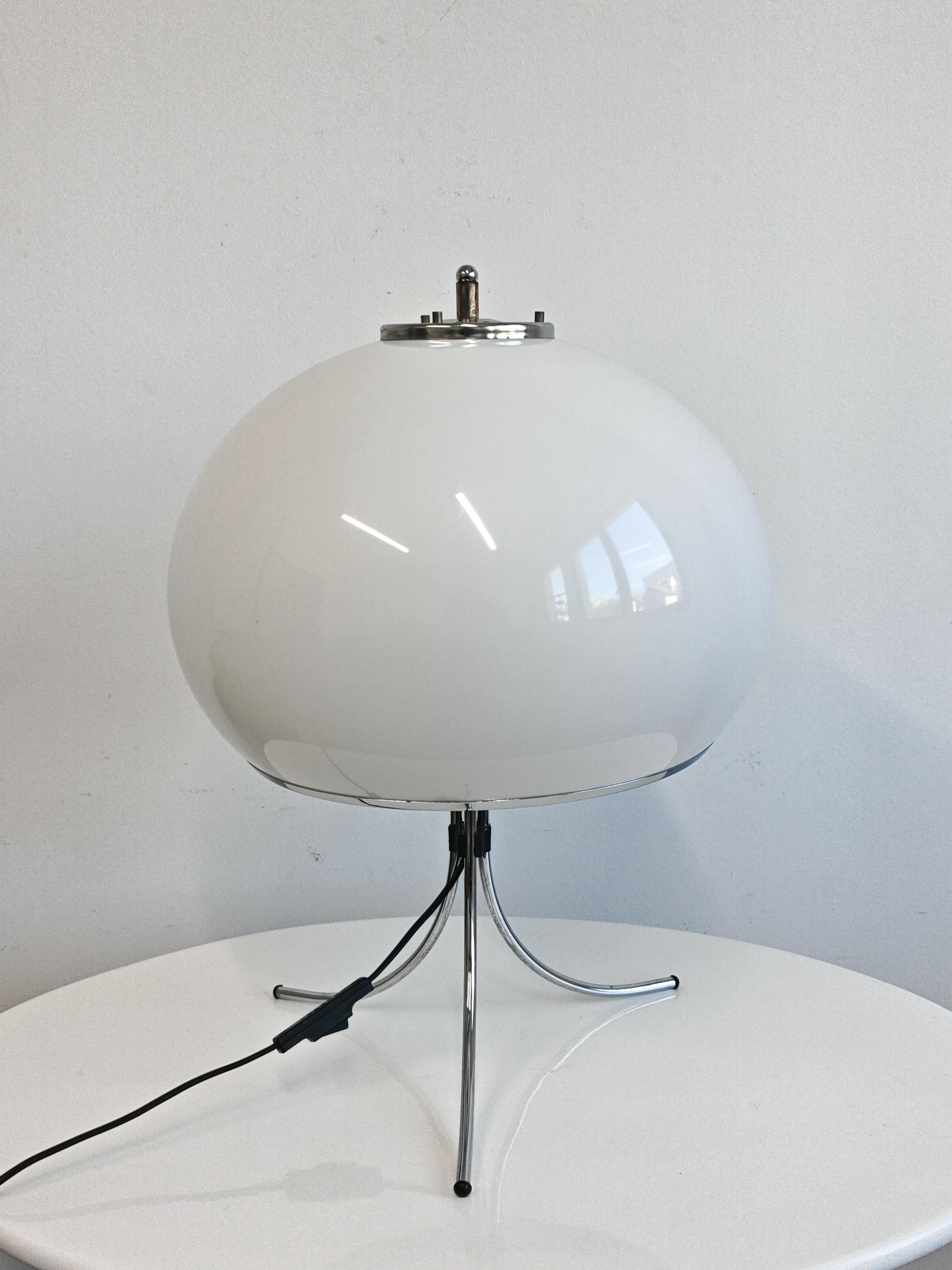 Lampe de table moderne du milieu du siècle dernier attr. à Harvey Guzzini, Italie, années 1960 Bon état - En vente à Beograd, RS