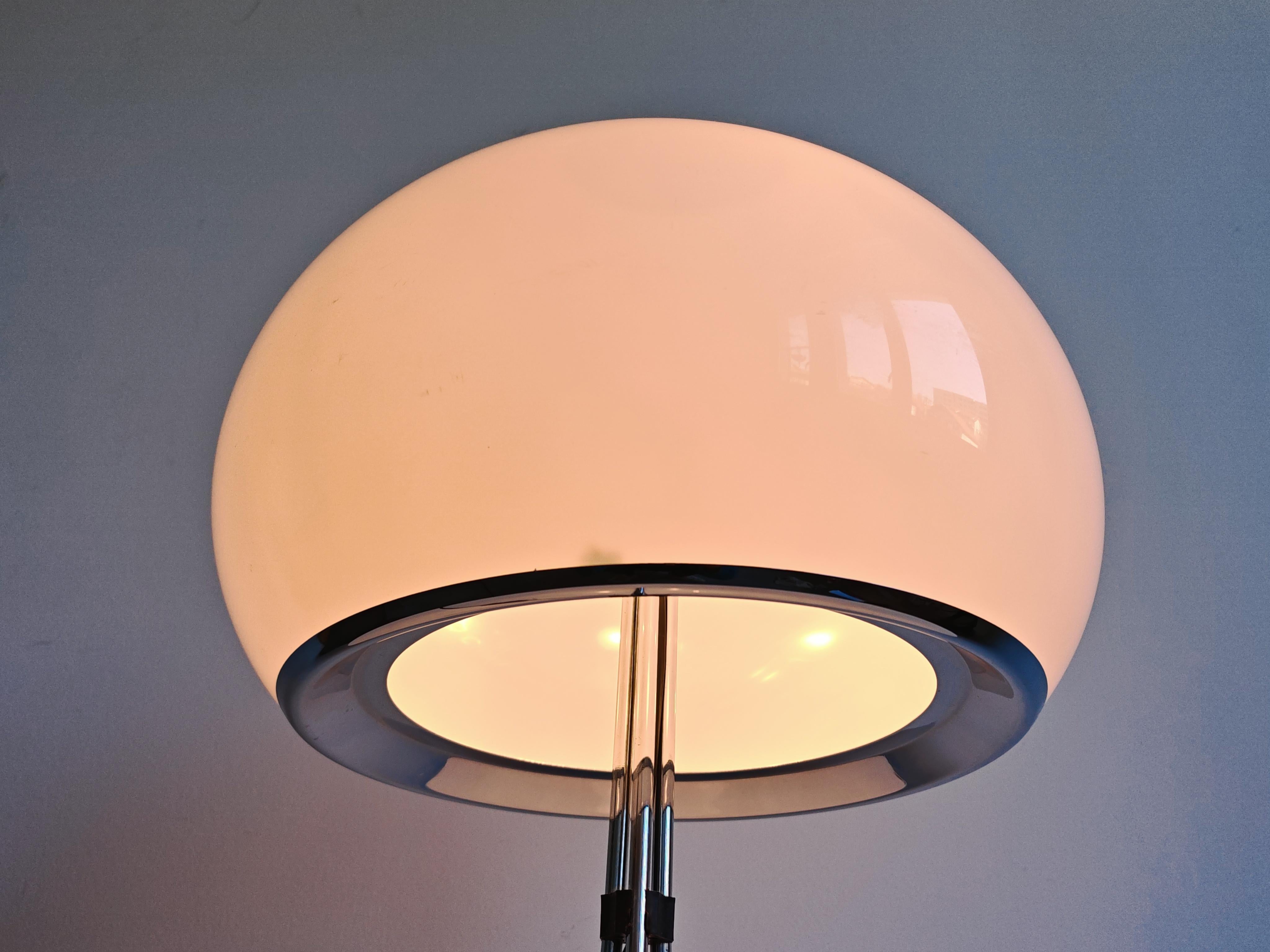Acier Lampe de table moderne du milieu du siècle dernier attr. à Harvey Guzzini, Italie, années 1960 en vente