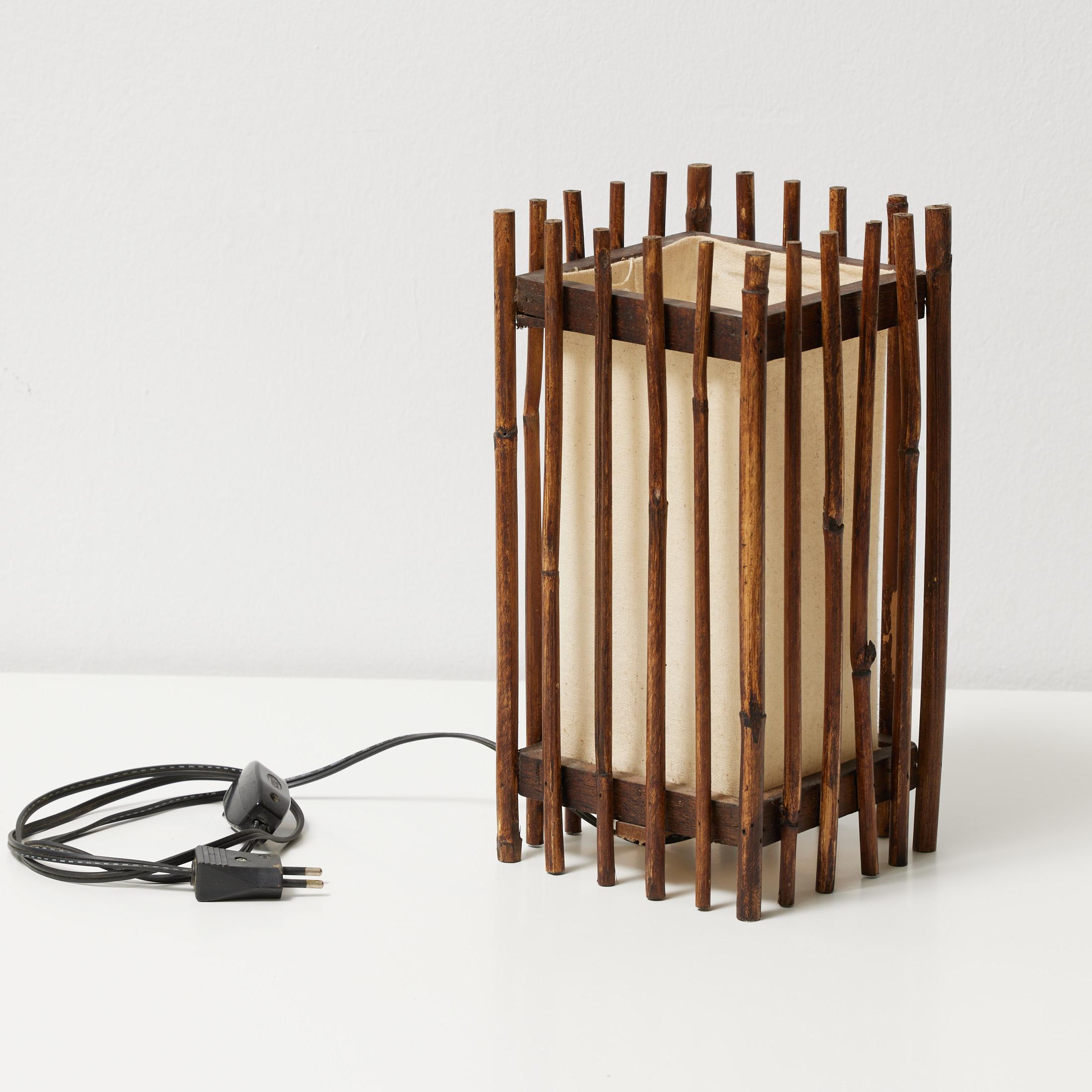Mid-Century Modern Table Lamp – Bamboo and Linen, Circa 1950

Illuminate your space with the timeless elegance of this mid-century modern table lamp, crafted circa 1950. Featuring a sophisticated blend of bamboo and linen, this lamp exudes both