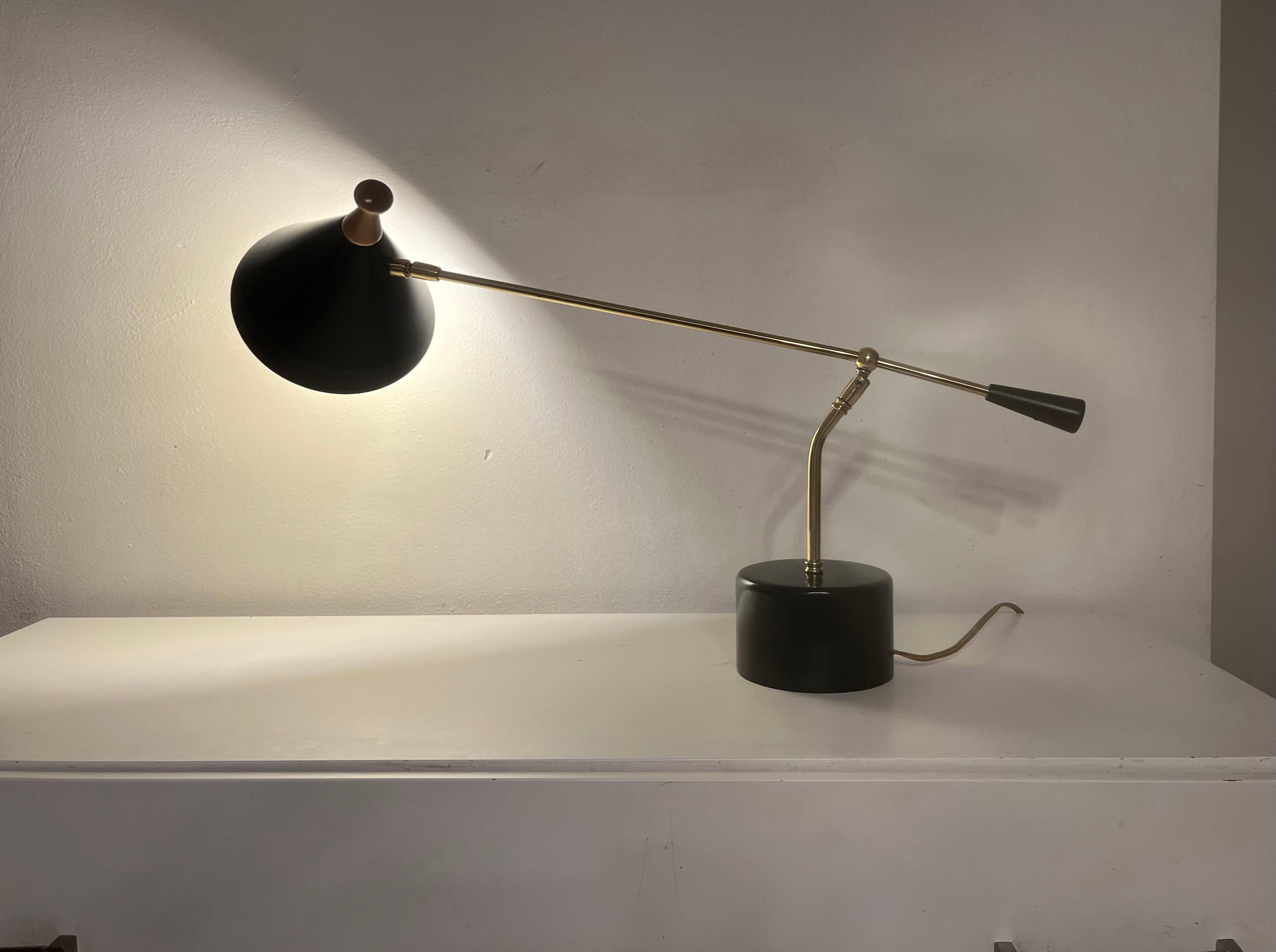 Américain Lampe de table The Moderns, laiton en vente