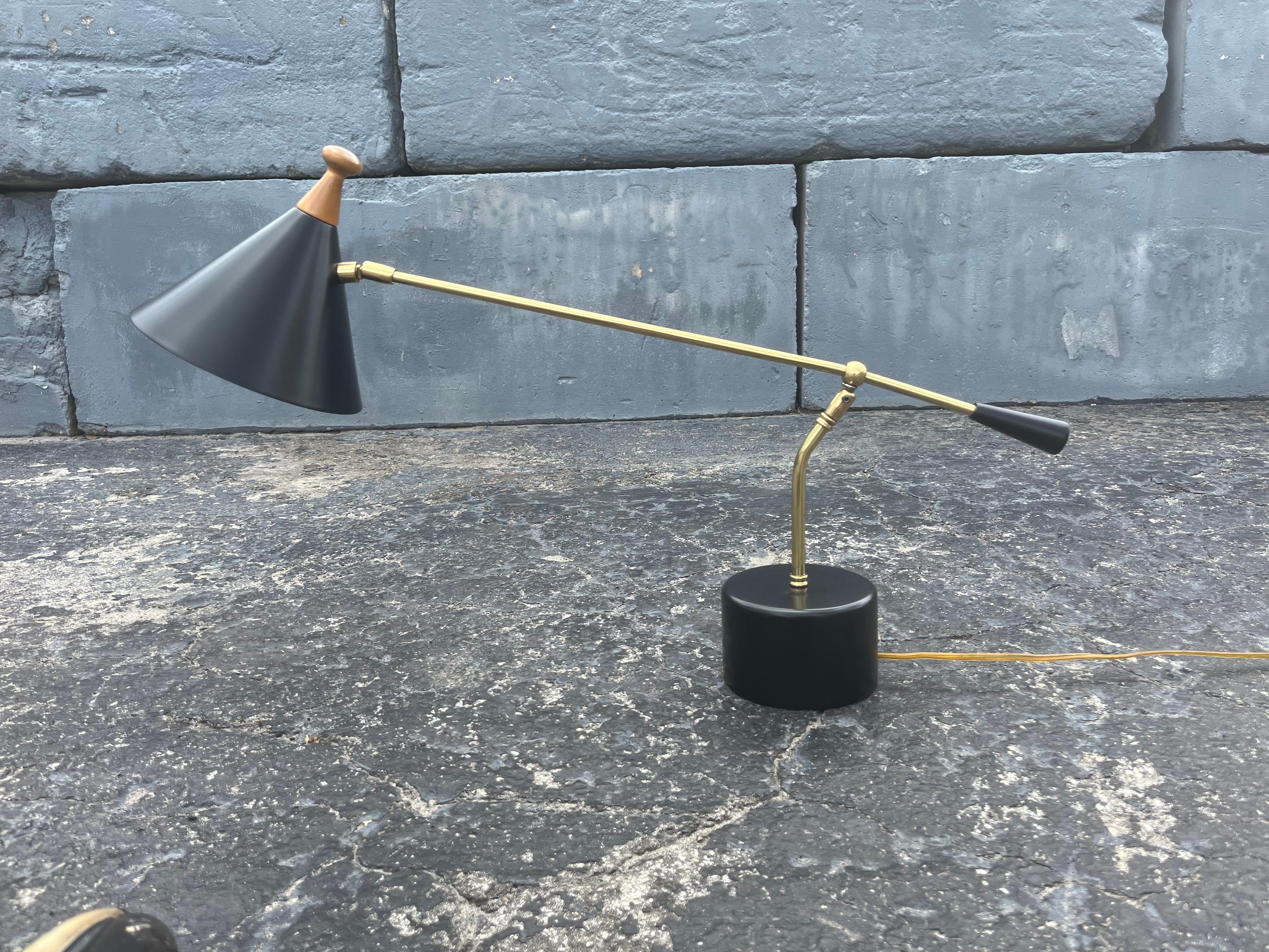 Lampe de table The Moderns, laiton en vente 7