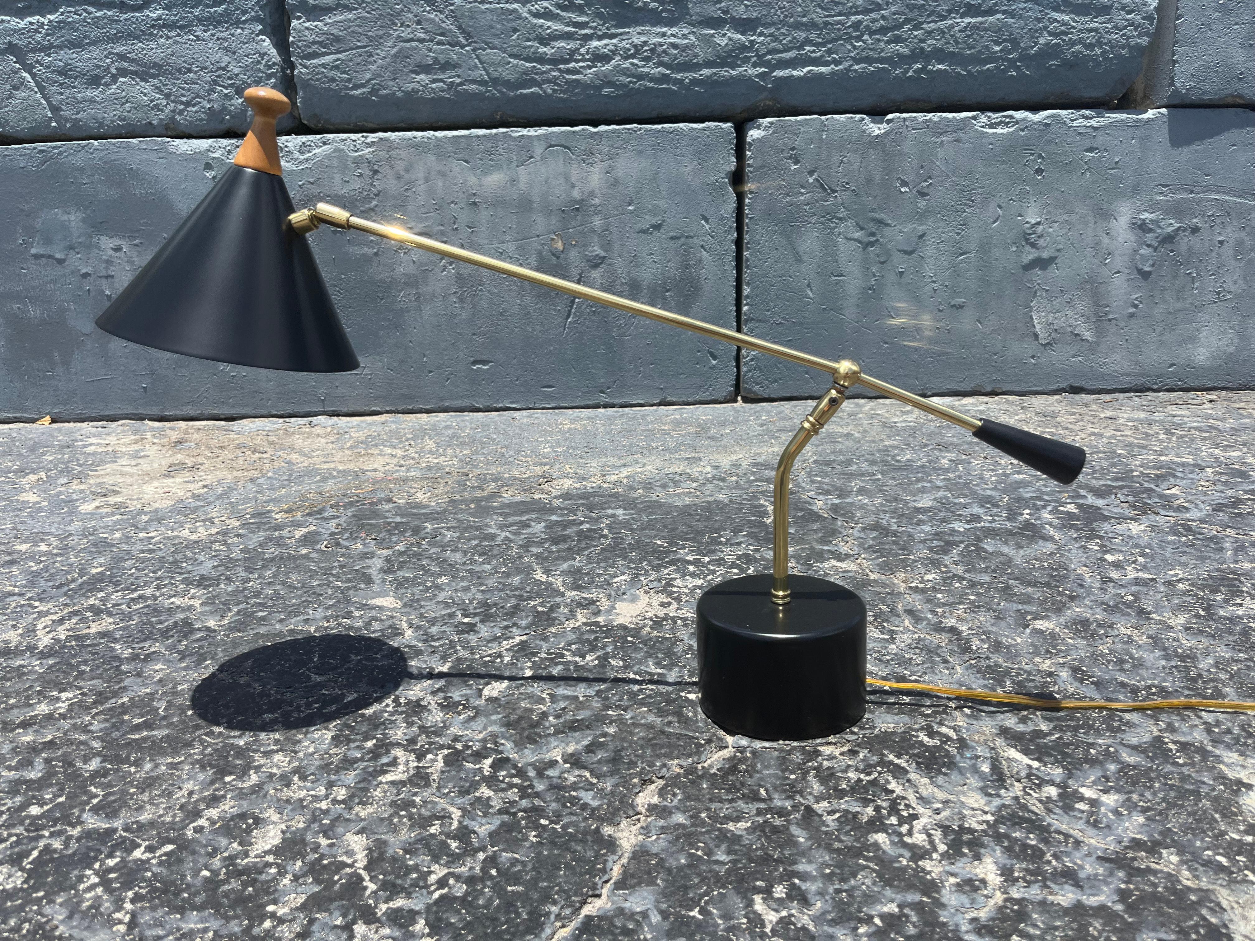 Milieu du XXe siècle Lampe de table The Moderns, laiton en vente