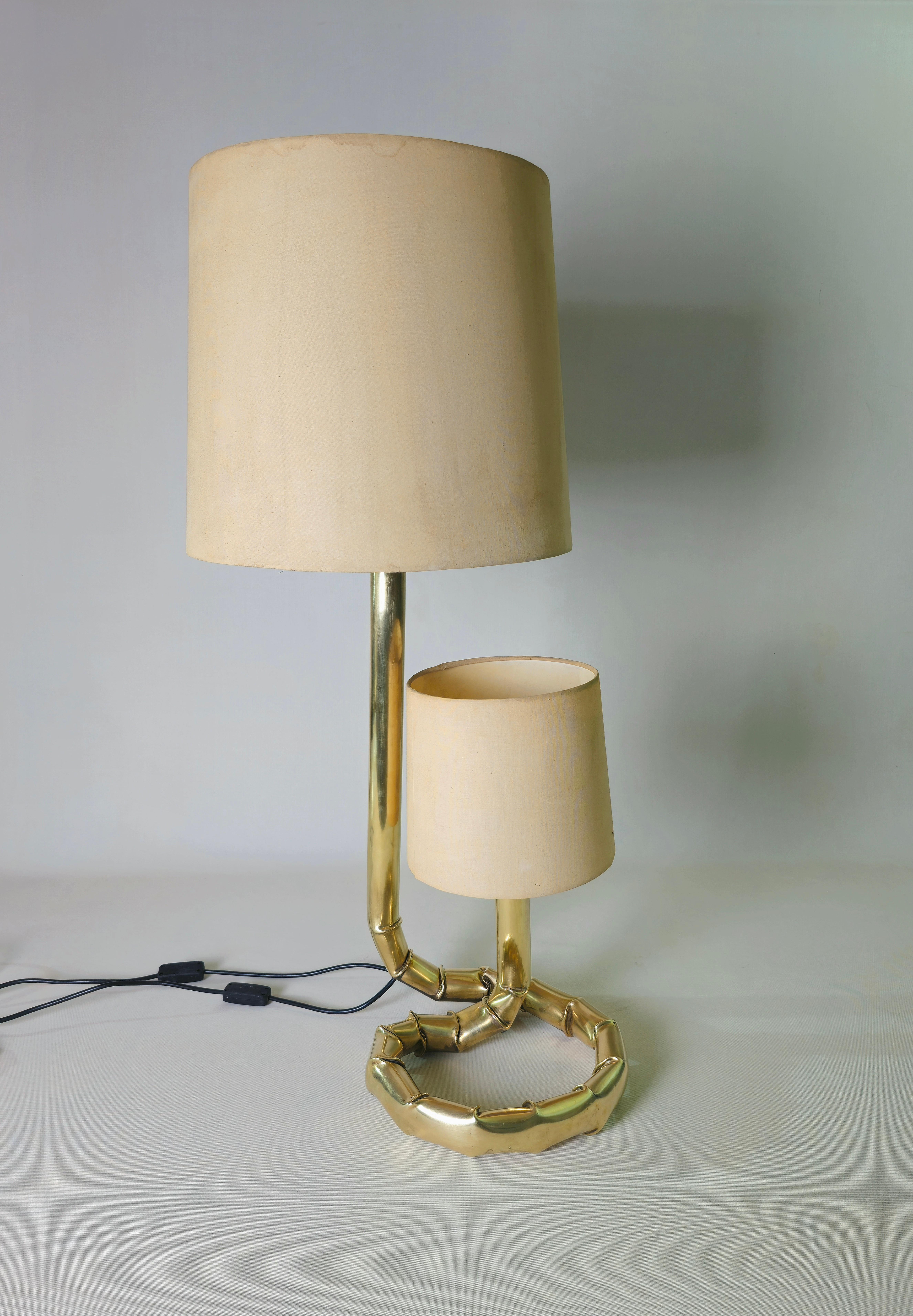 Large and particular 2-light brass table lamp produced in Italy in the 1960s. The lamp is made entirely of woven solid brass tubing with fabric lampshades. Piece of furniture suitable for any environment, lamp that does not go unnoticed. It