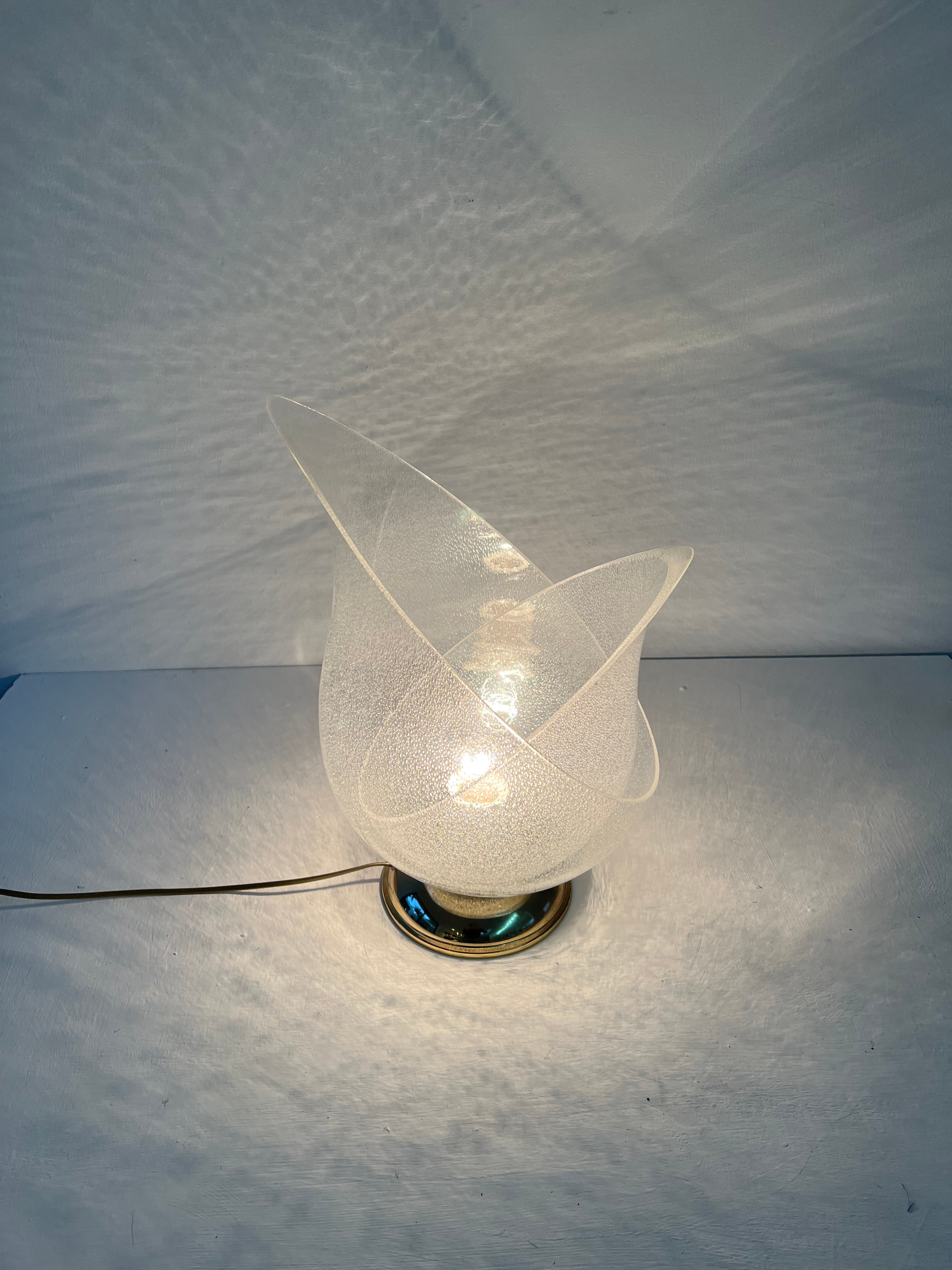 Lampe de table à une lumière de l'ère spatiale, par Carlo Nason pour Mazzega, circa 1970.
Chaque lampe est composée de deux 