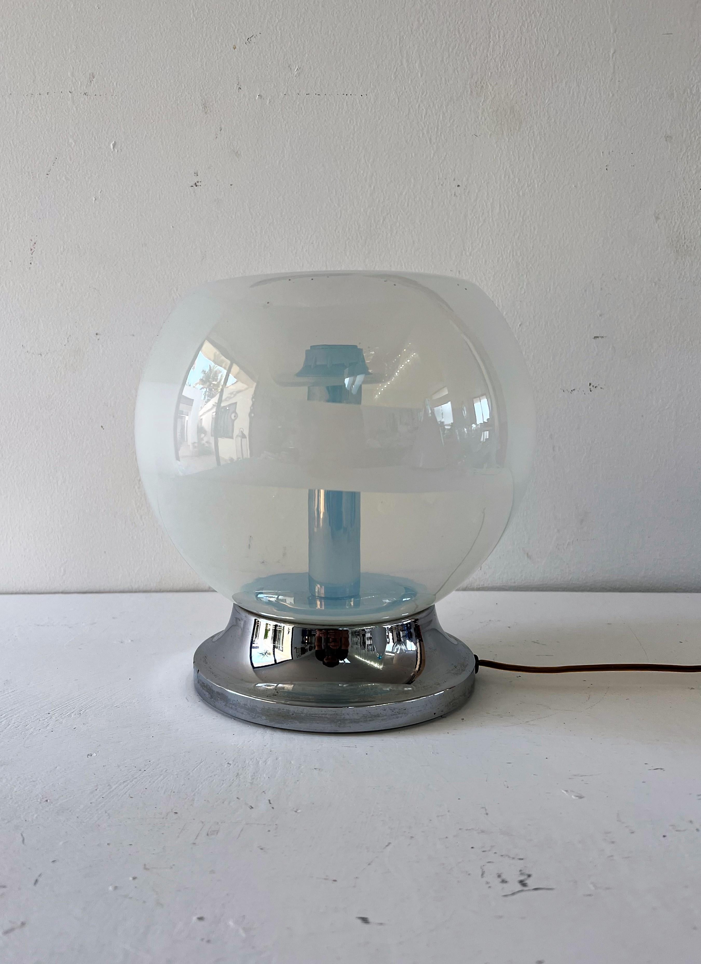 Lámpara de mesa de una luz Space Age de Carlo Nason para Mazzega, hacia 1970.
Esta lámpara se fabricaba en cristal de Murano blanco y azul opalescente.