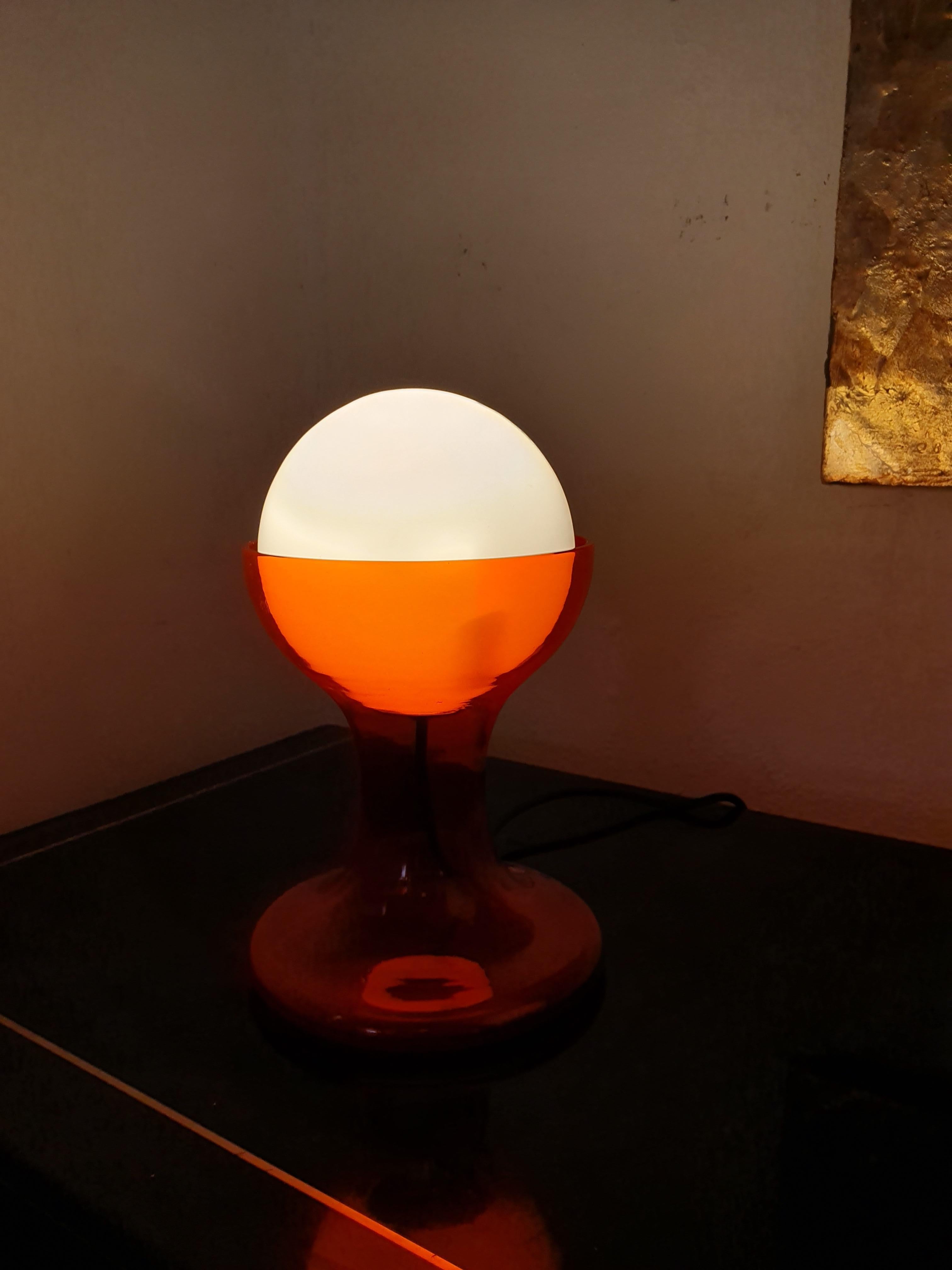 Space Age, LT216 model, one-light table lamp designed by Carlo Nason for Mazzega, in red and white Murano glass.
Made in Italy, circa 1970.
