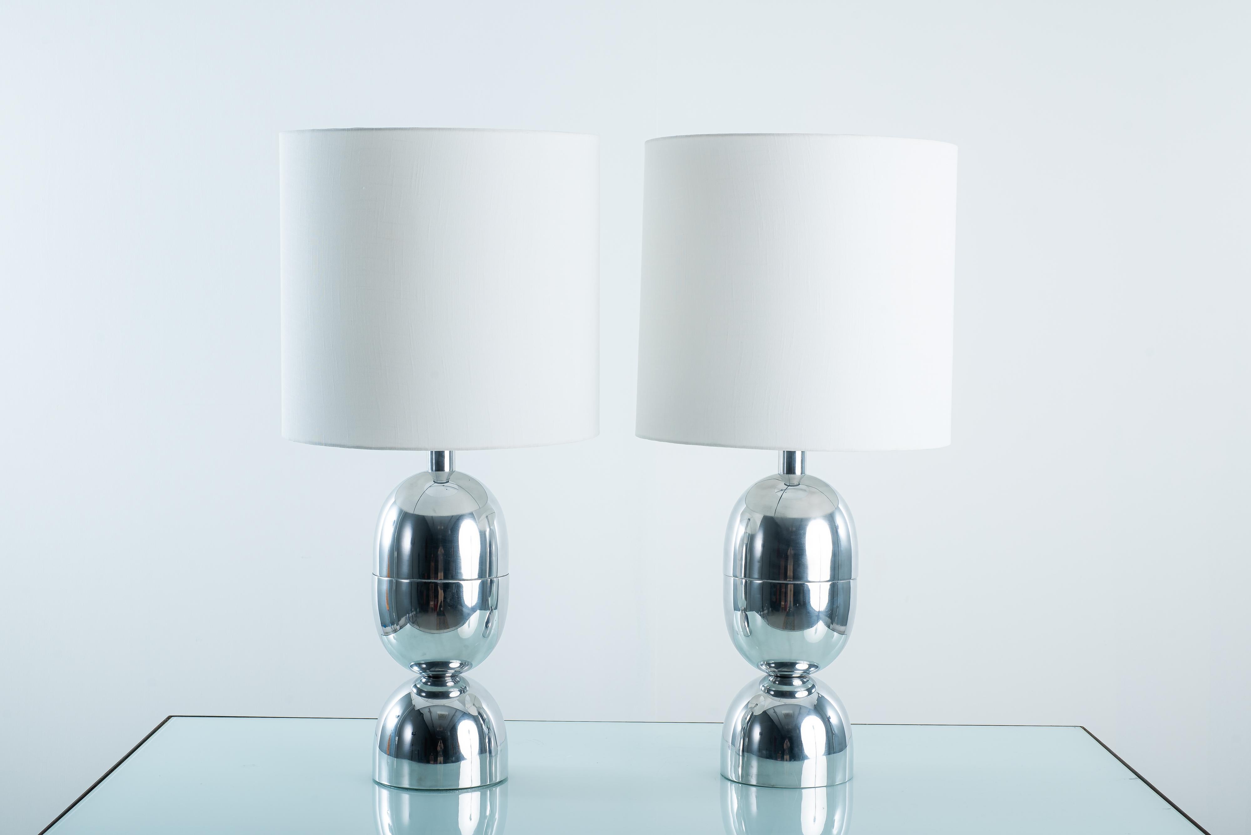 Mid-Century Modern Pair of Table Lamps by Dominici, Brazil, 1960s

Pair of large lampshades made of chrome-plated metal with a sinuous body.

This item received an electrical overhaul and is in complete working order.